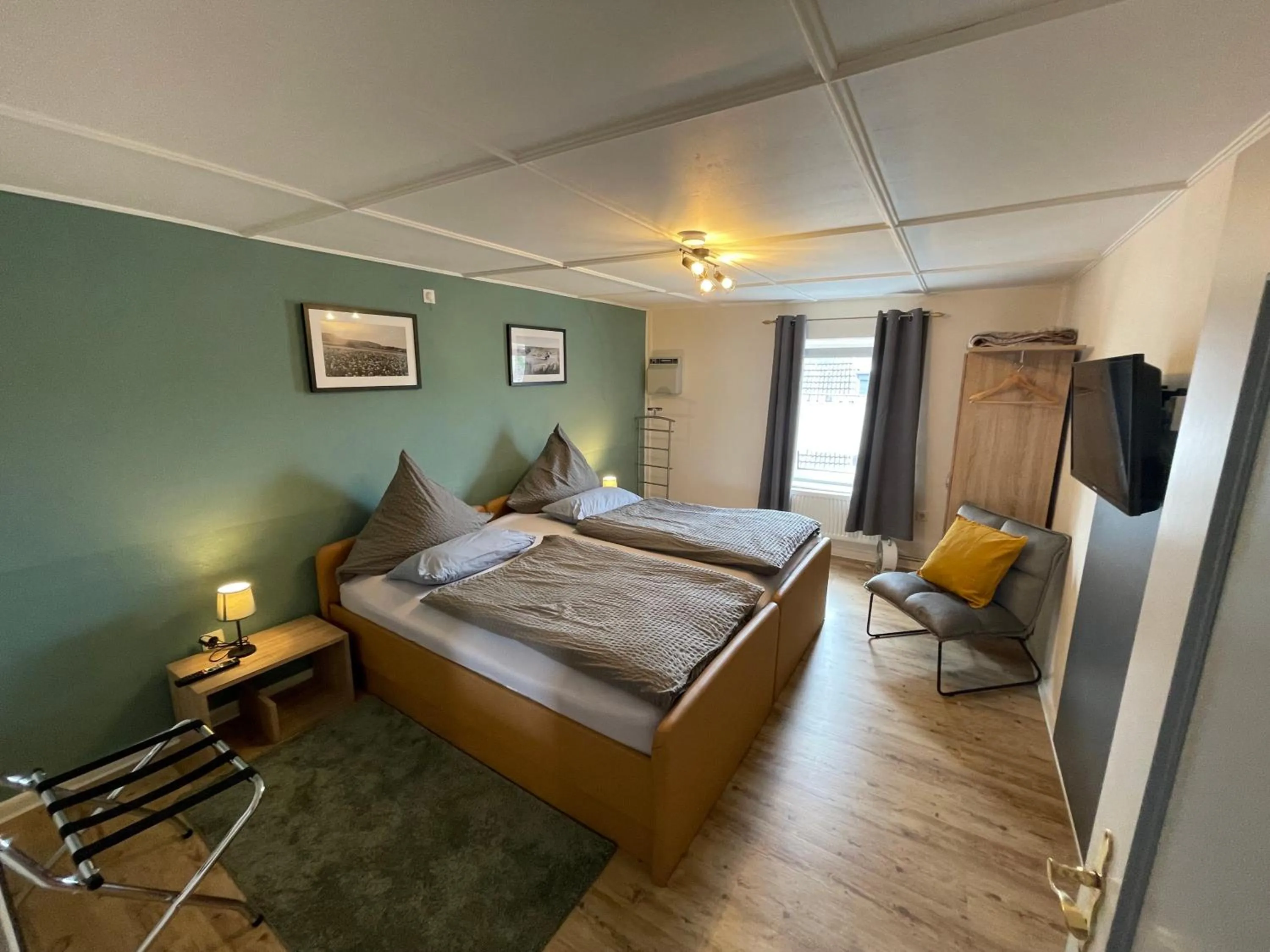 Bedroom, Bed in Eifel Quartier Pension und Gasthof "Em Gardestüffje"