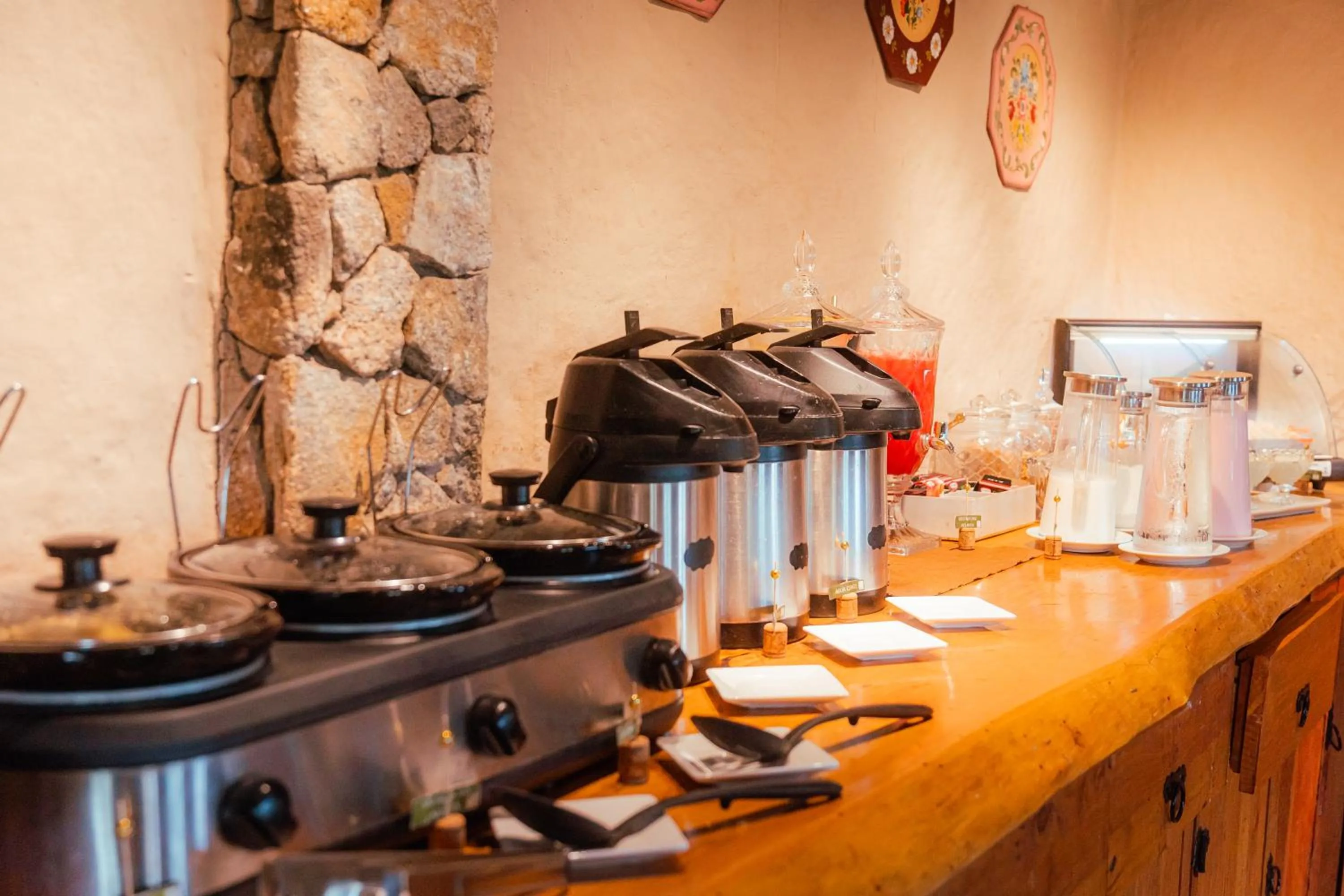 Buffet breakfast in Pousada das Pedras