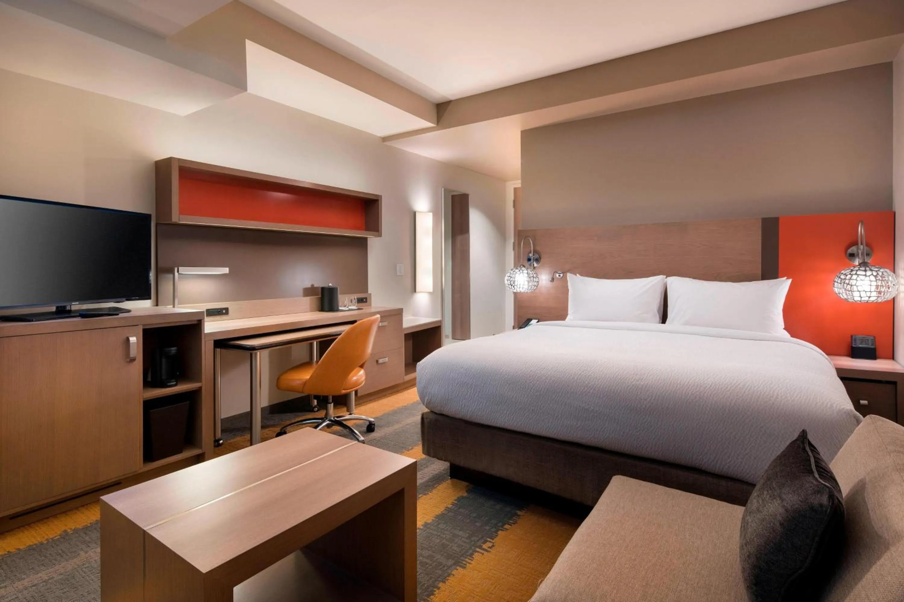 Photo of the whole room, Bed in Courtyard by Marriott Phoenix Downtown