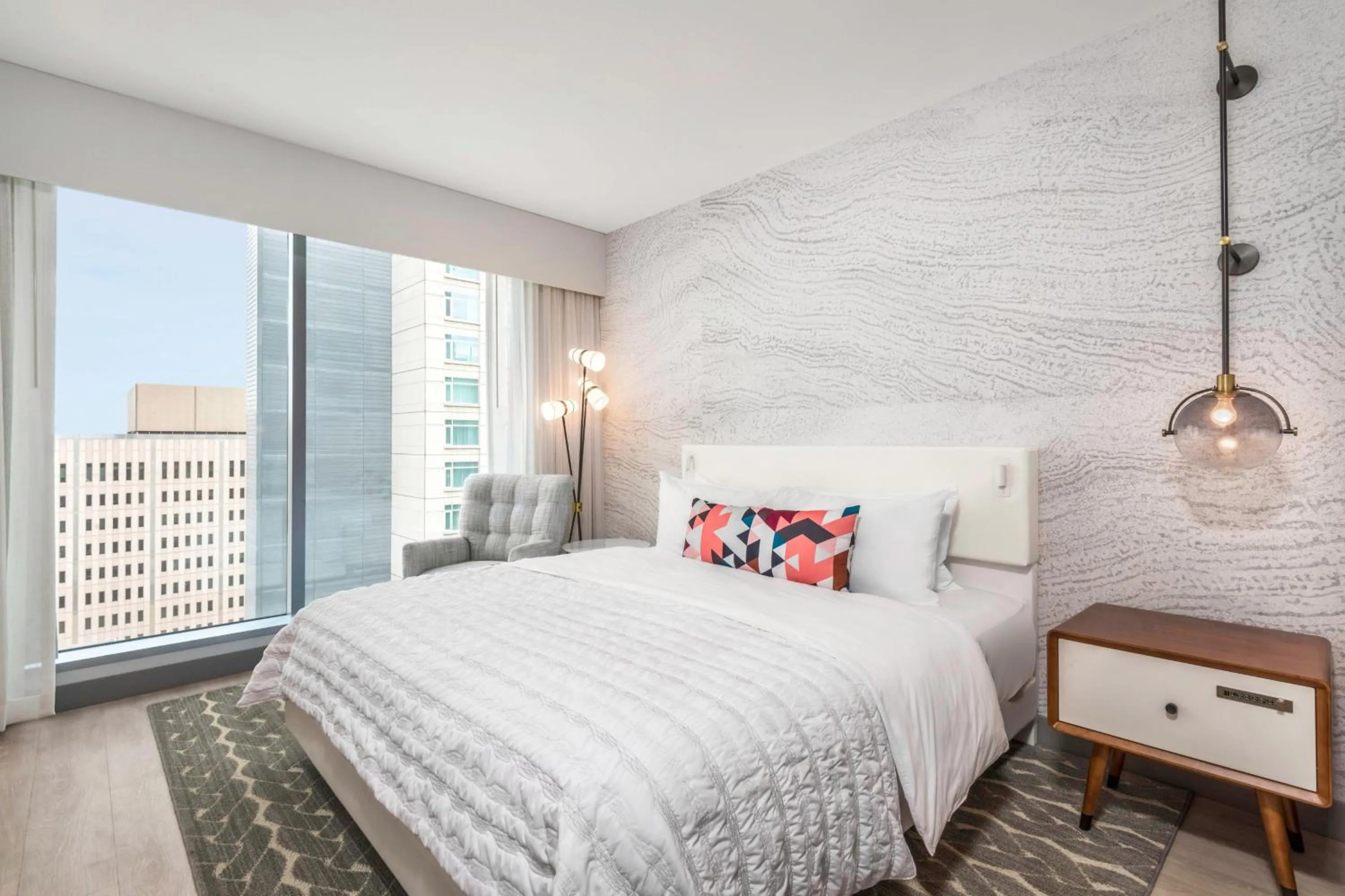 Photo of the whole room, Bed in Le Meridien Denver Downtown