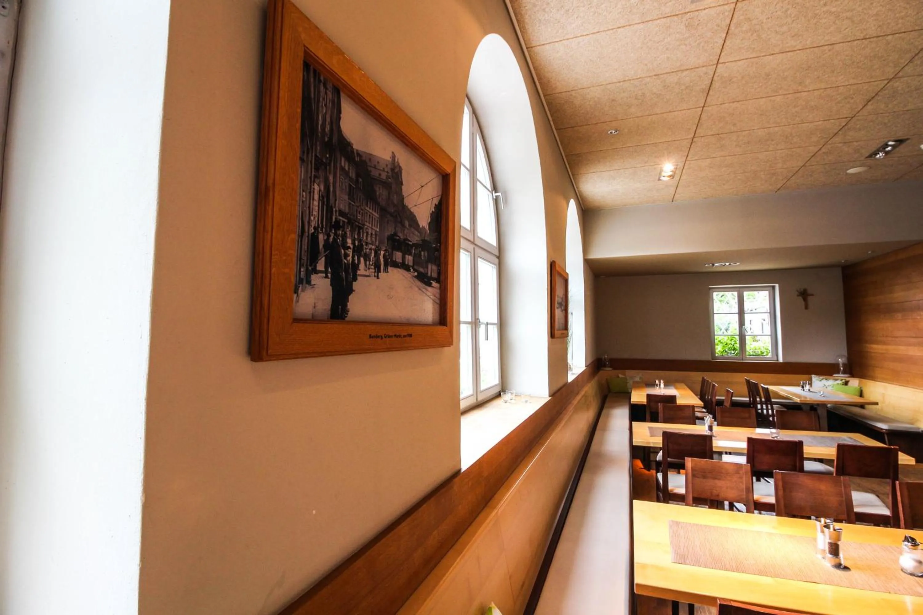 Restaurant/places to eat in Volkspark Hotel