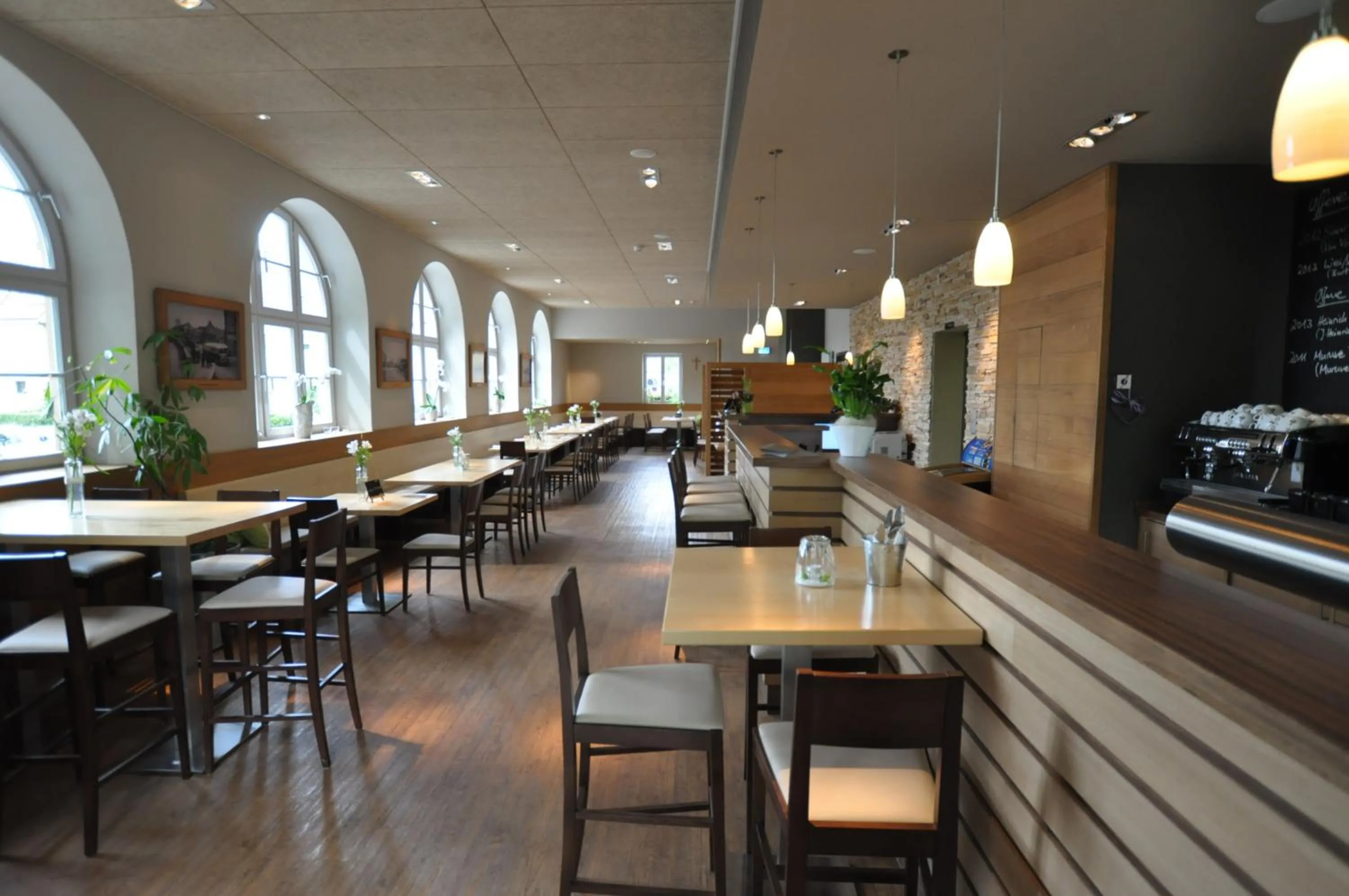 Restaurant/places to eat in Volkspark Hotel