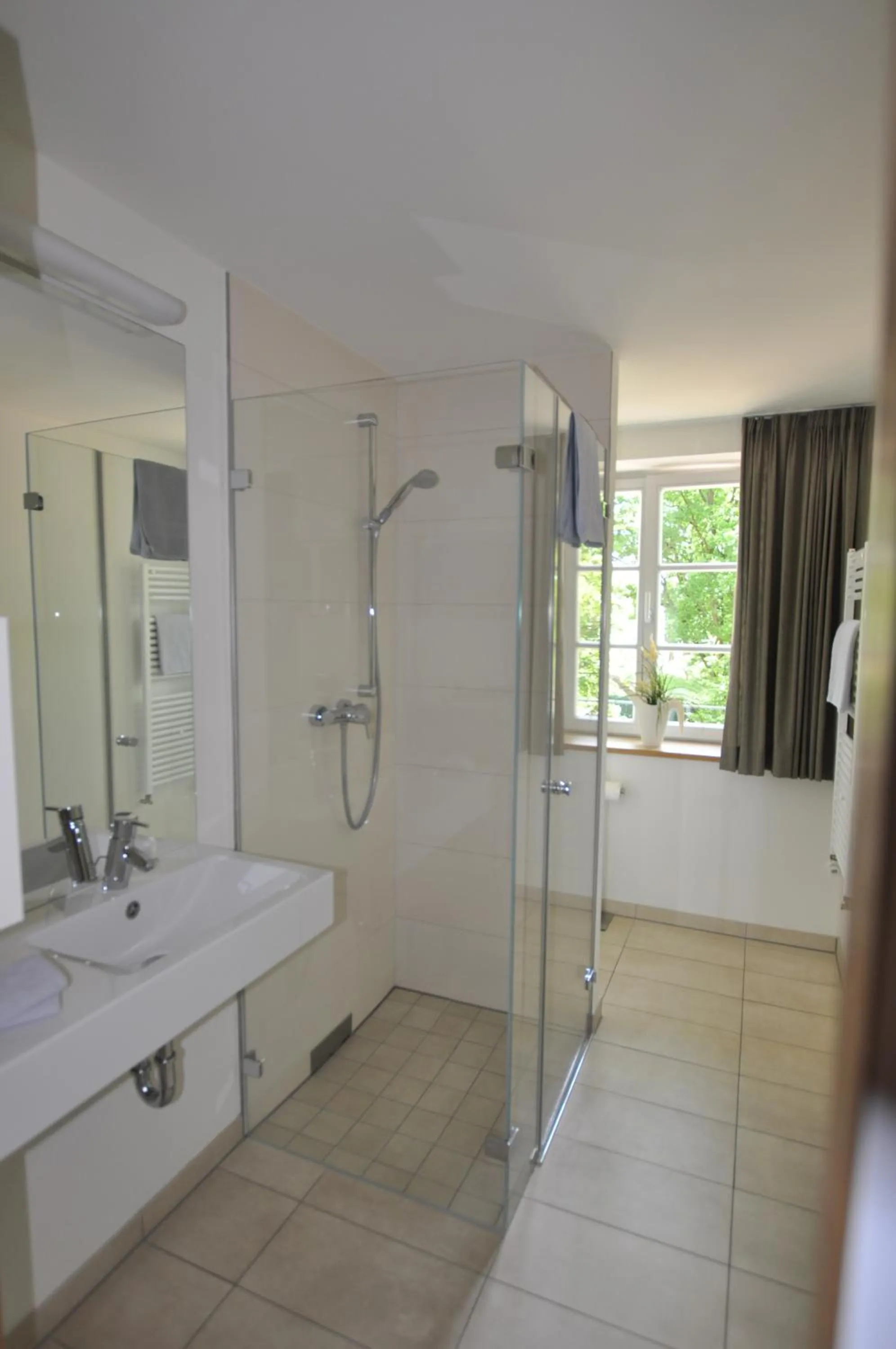 Photo of the whole room in Volkspark Hotel