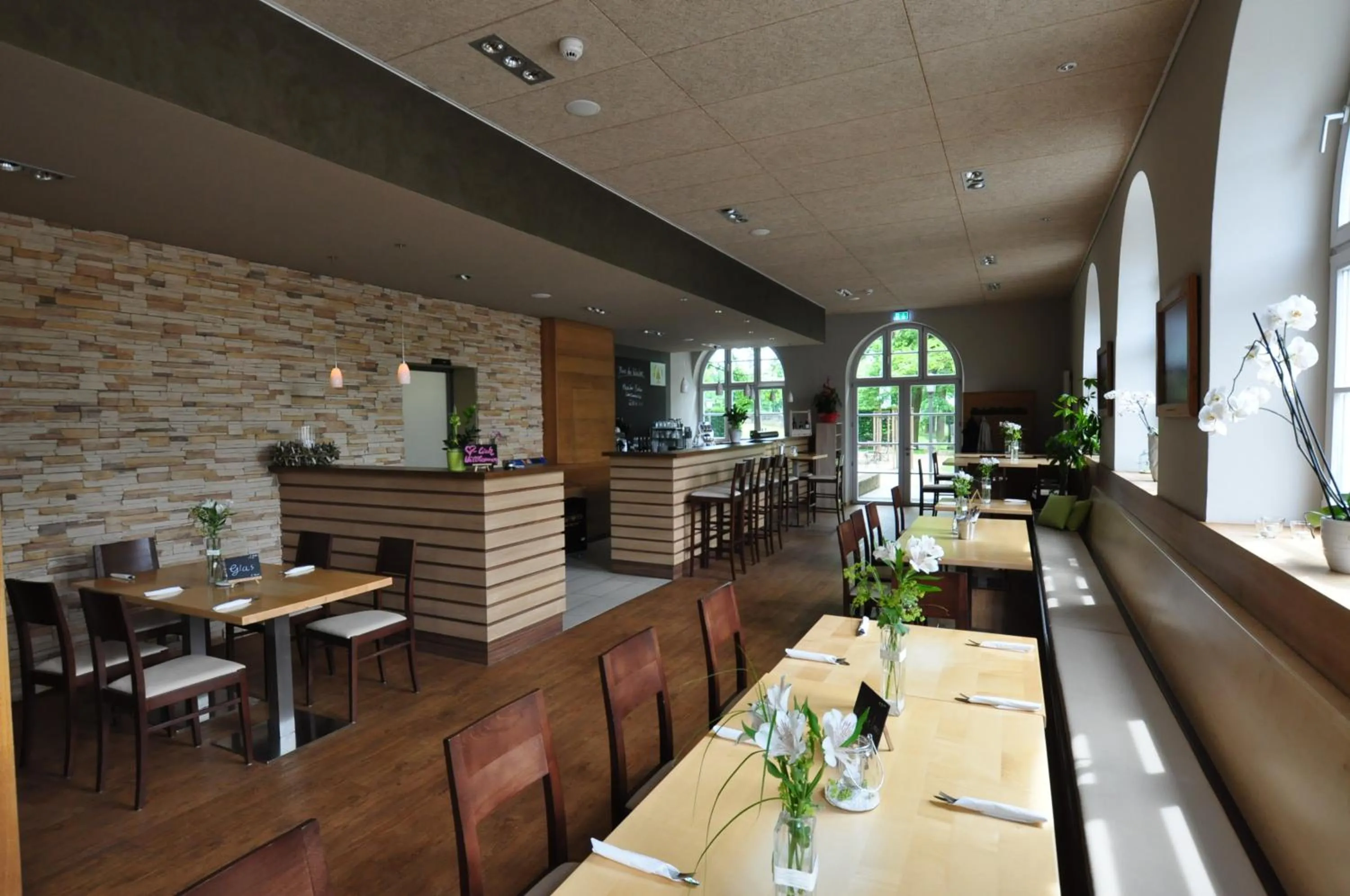 Restaurant/places to eat in Volkspark Hotel
