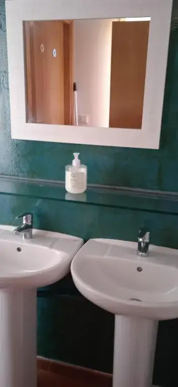 Single Bed in 5-Bed Dormitory Room with Private Bathroom in Albergue o Apalpador Single Bed in 5-Bed Dormitory Room with Private Bathroom in Albergue o Apalpador