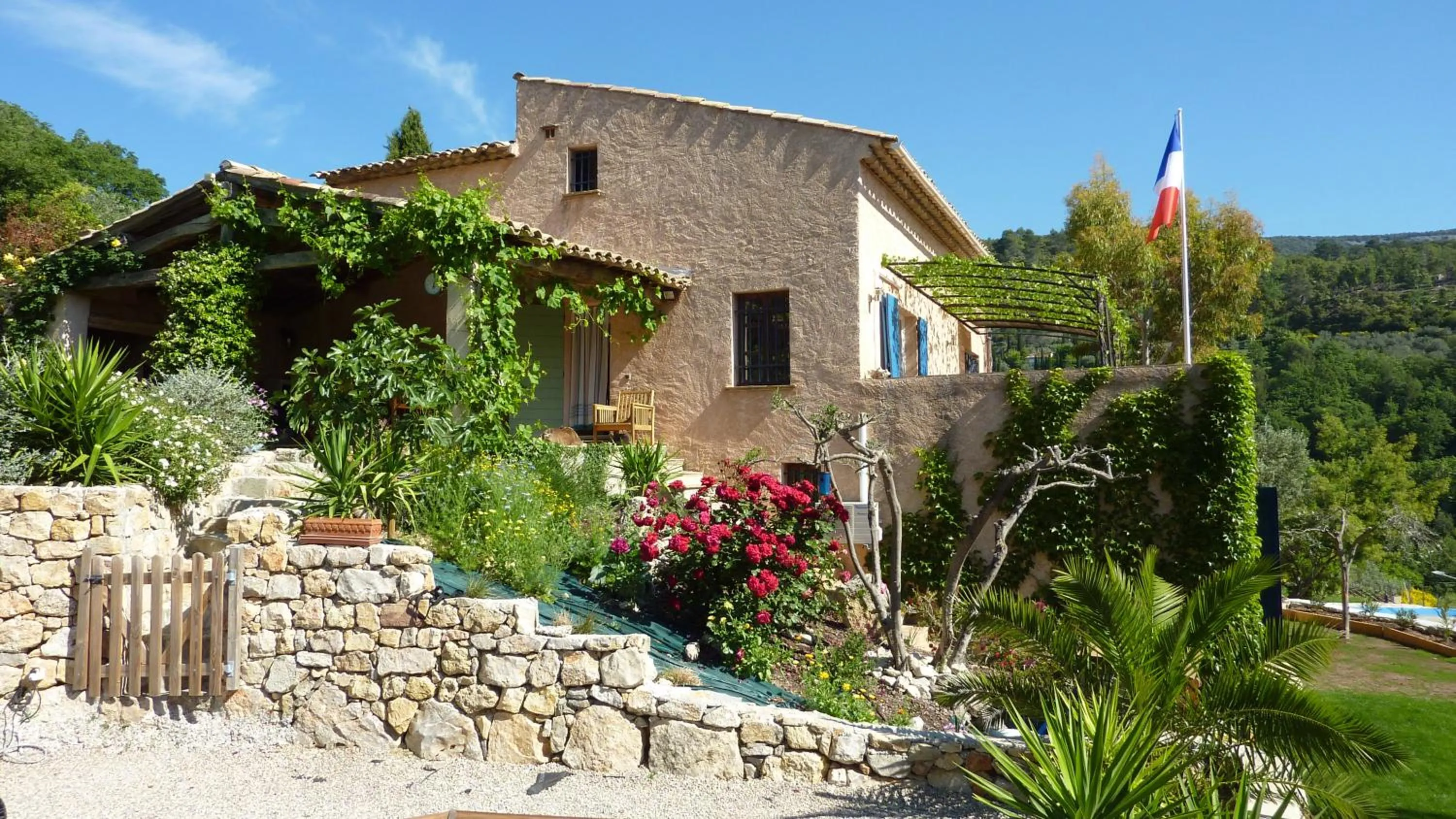 Facade/entrance in B&B L'Estuve provencale