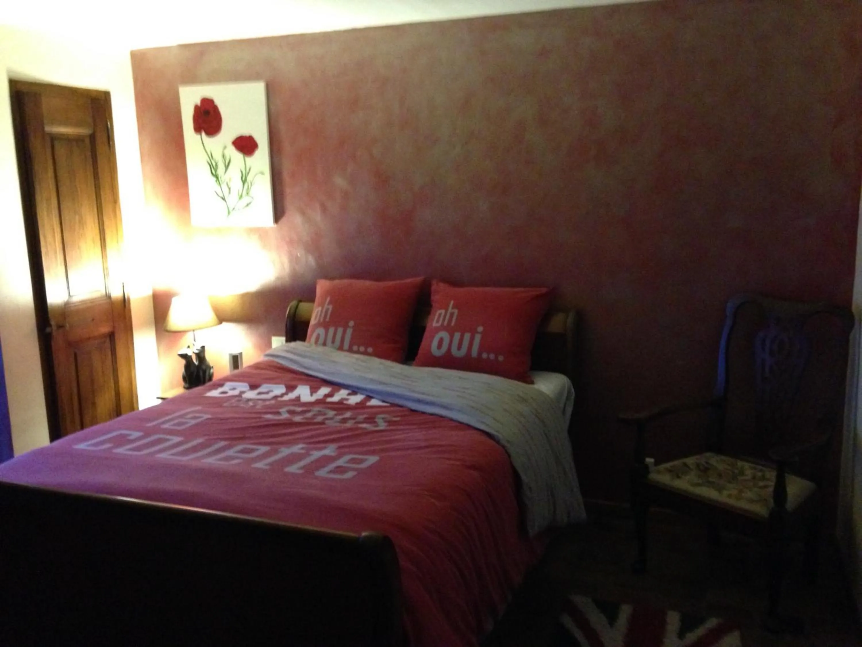 Photo of the whole room, Bed in B&B L'Estuve provencale