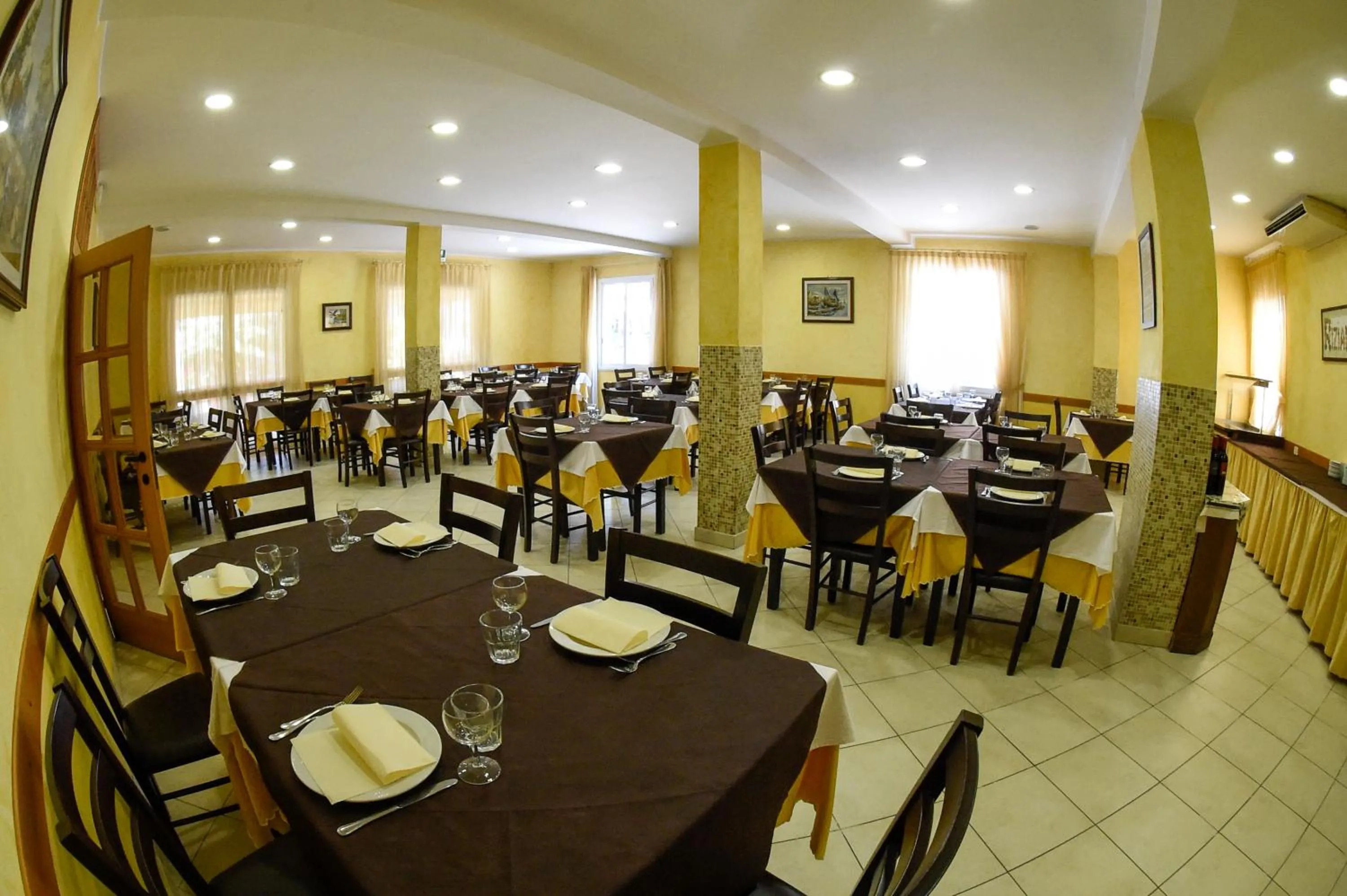 Restaurant/places to eat in Hotel Riziana