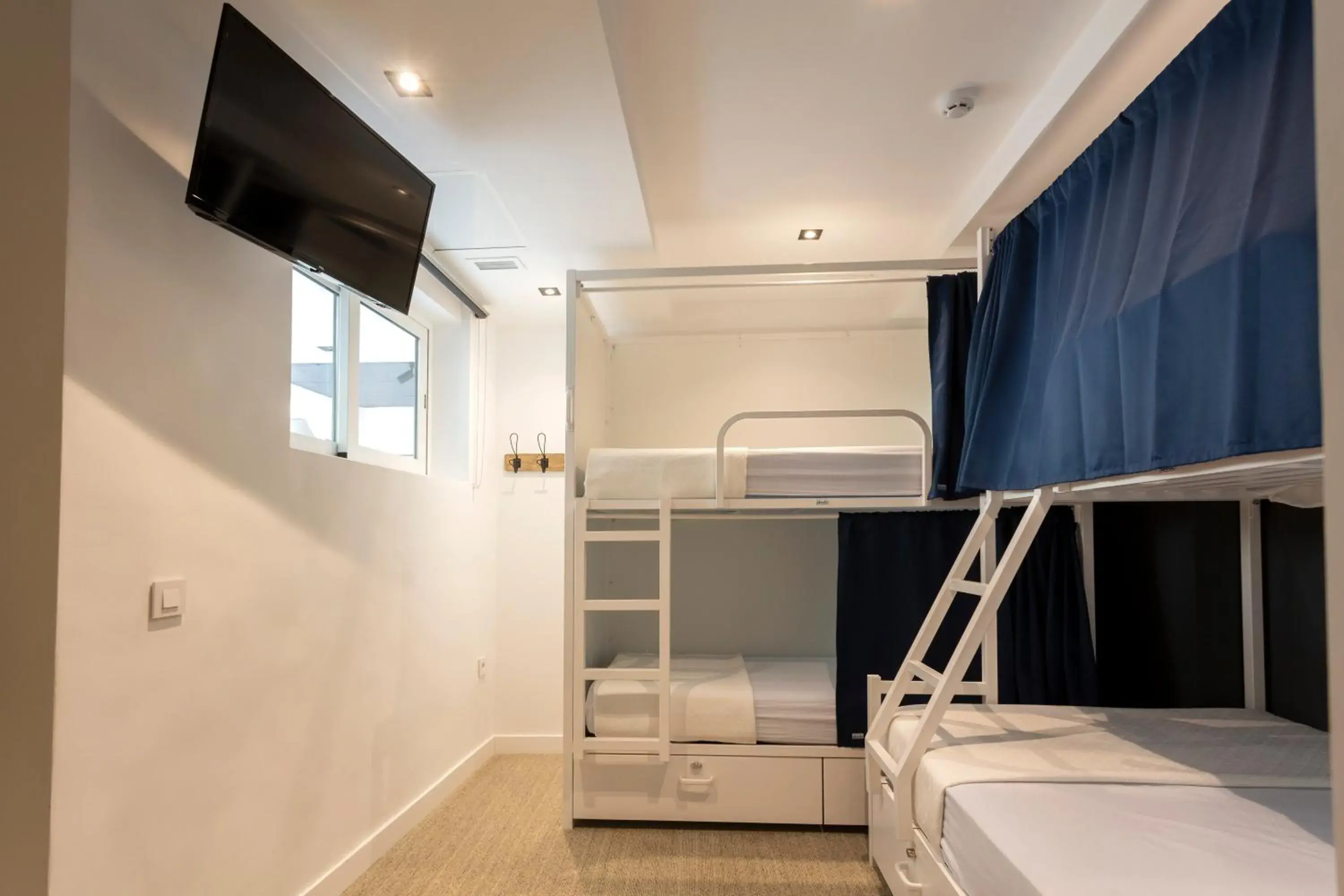 TV and multimedia, Bed in Malaga Stop Hostel AB TV and multimedia, Bed in Malaga Stop Hostel AB