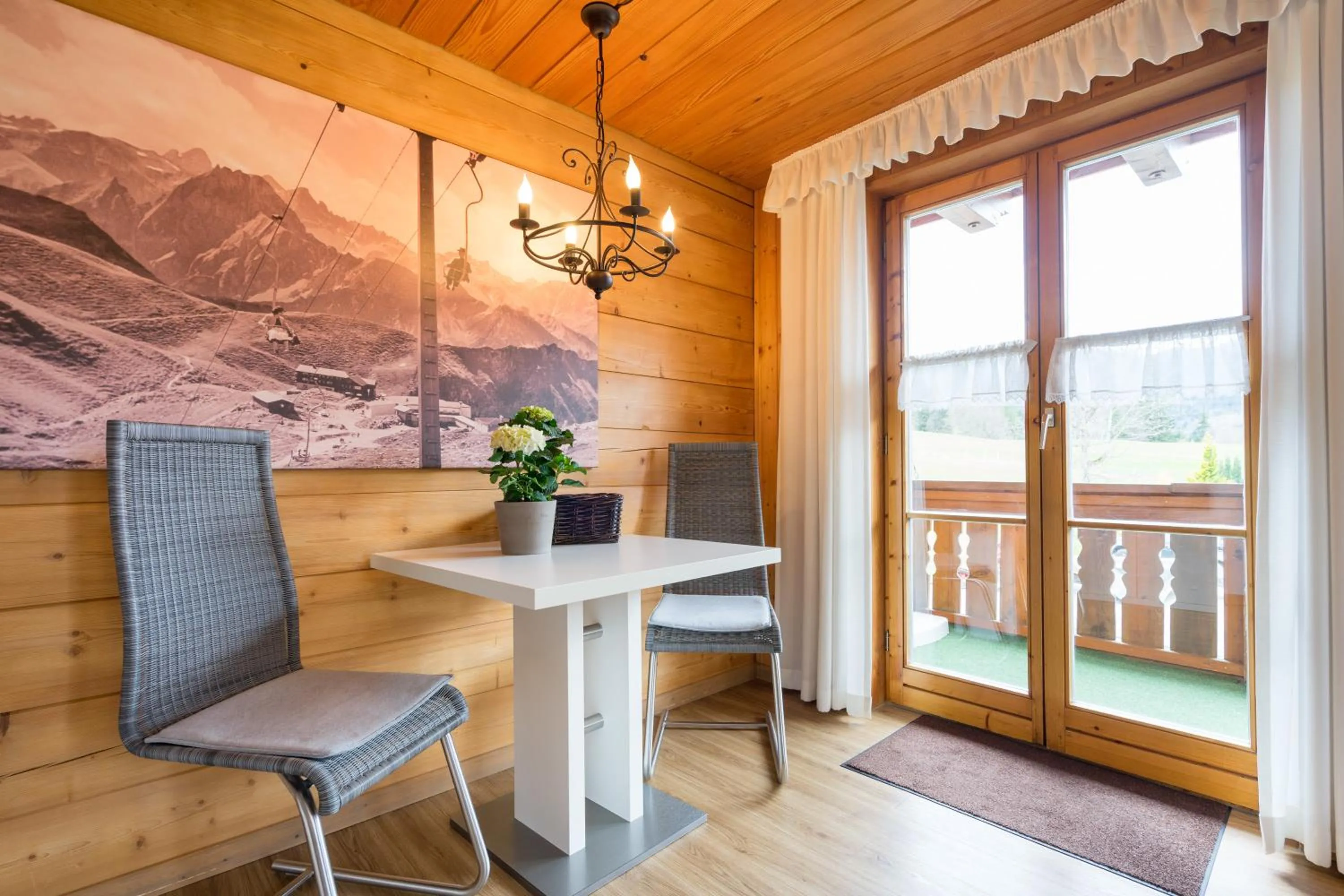 Dining area in Ferienwohnungen Alpentraum - Landhaus am Bächle