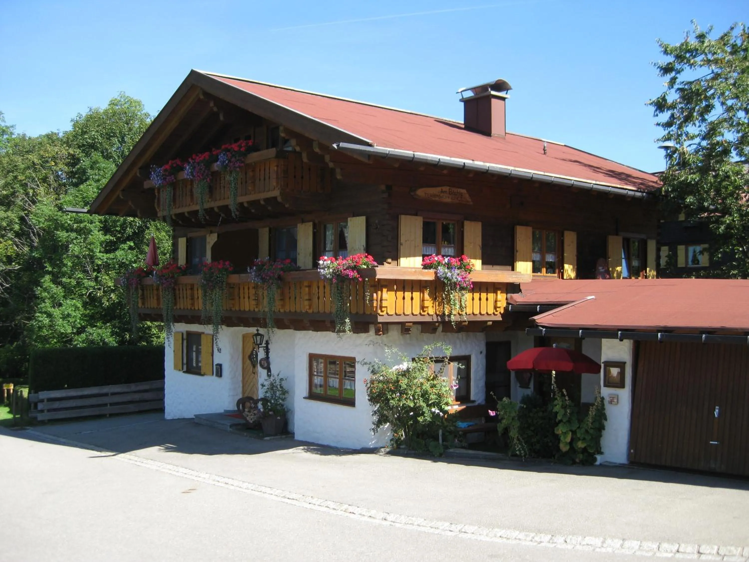 Property building in Ferienwohnungen Alpentraum - Landhaus am Bächle
