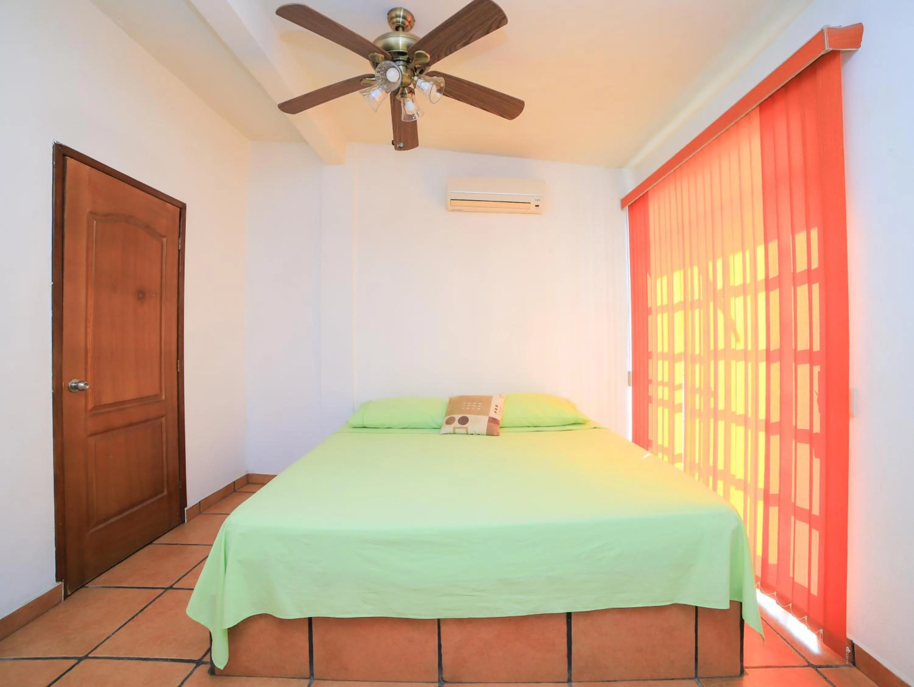 Double Room with Balcony (2 Adults + 1 Child) in BM Zihua Casa de Huéspedes
