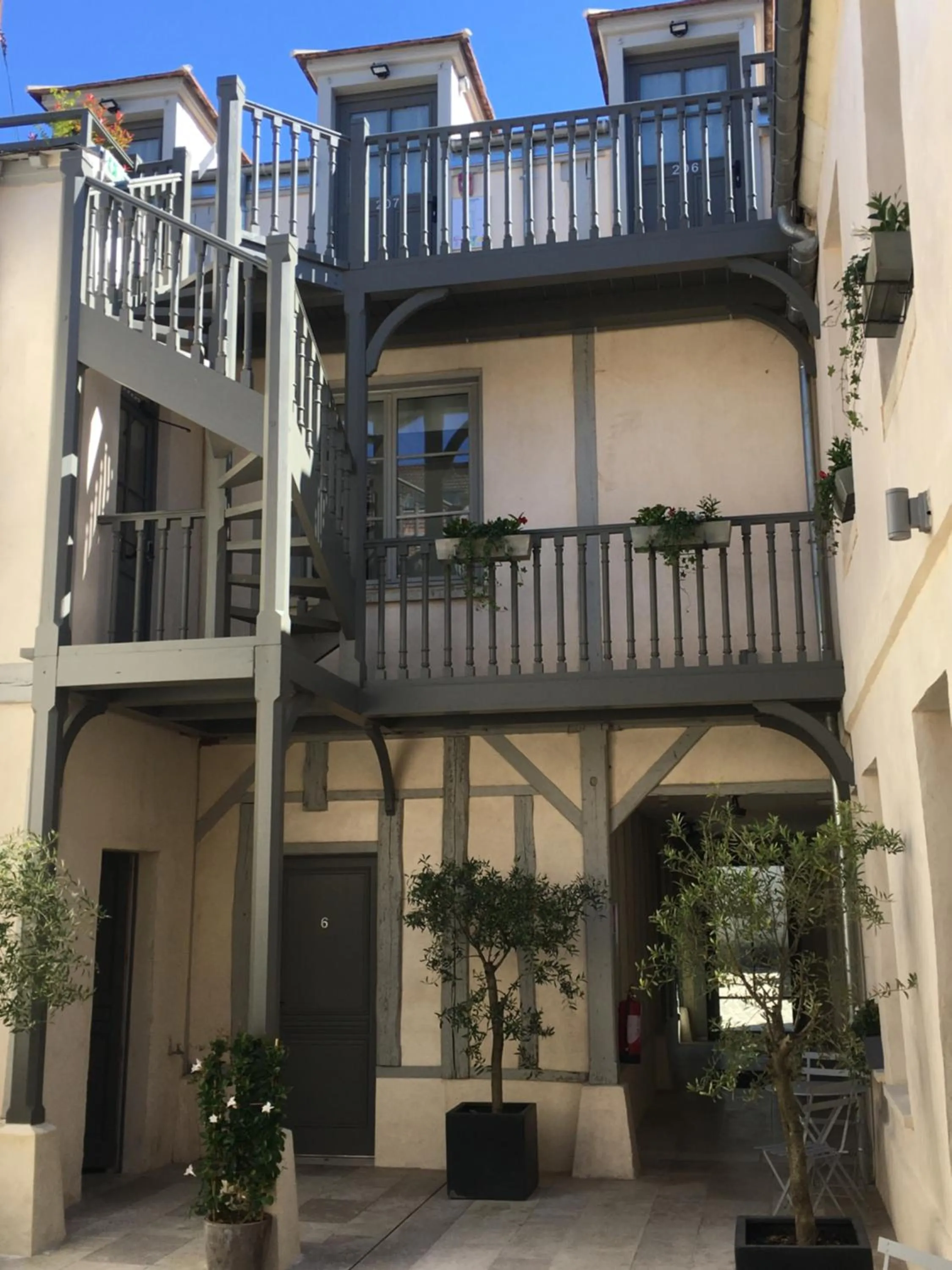 Facade/entrance in Hôtel Le Chantilly