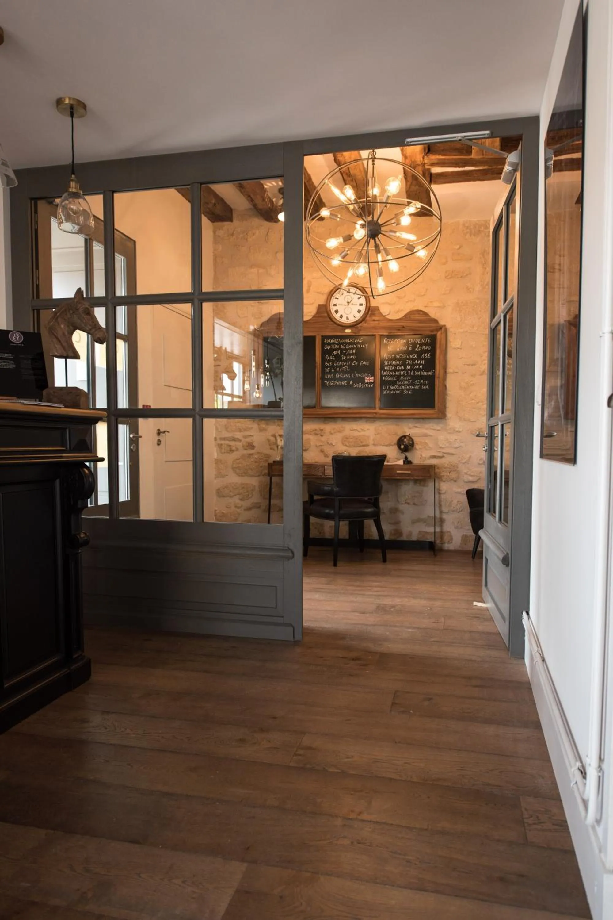 Lobby or reception in Hôtel Le Chantilly