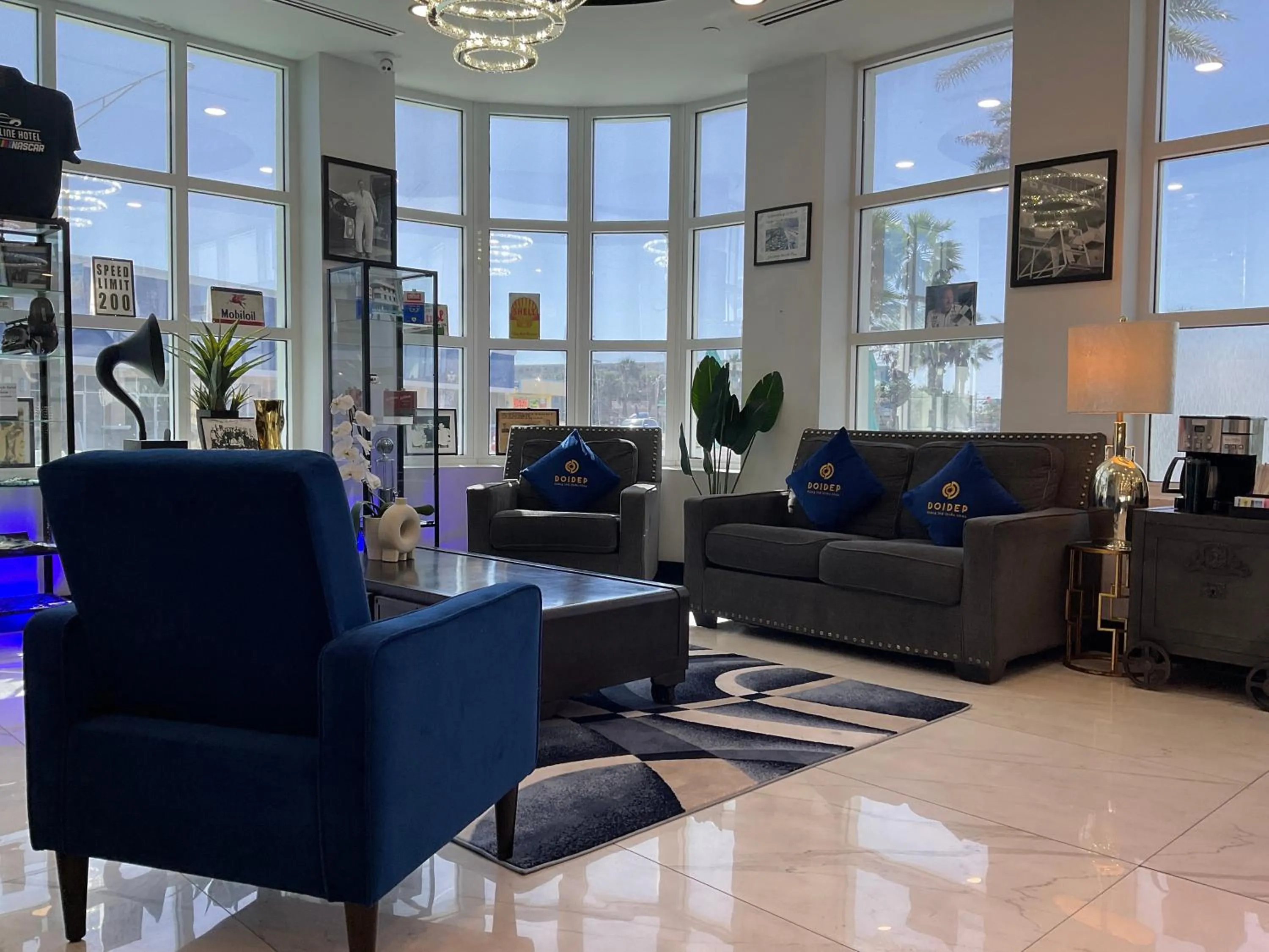 Seating area in The Streamline Hotel - Daytona Beach