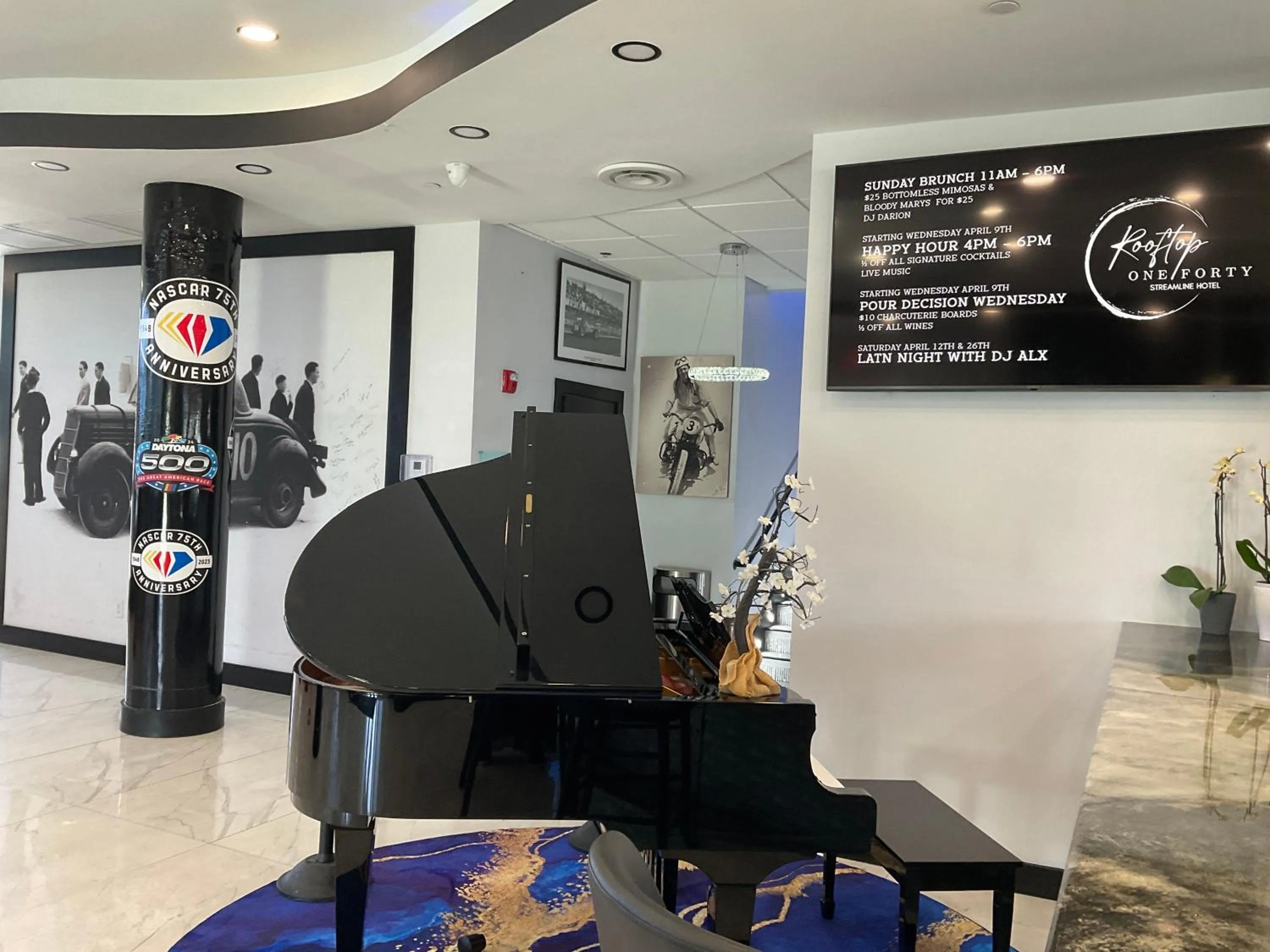Seating area in The Streamline Hotel - Daytona Beach