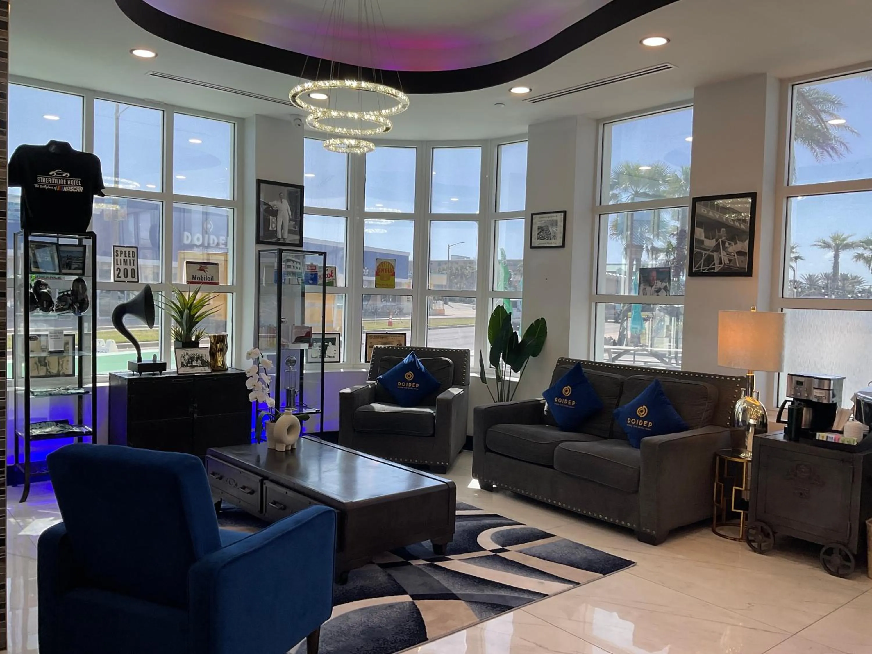 Seating area in The Streamline Hotel - Daytona Beach