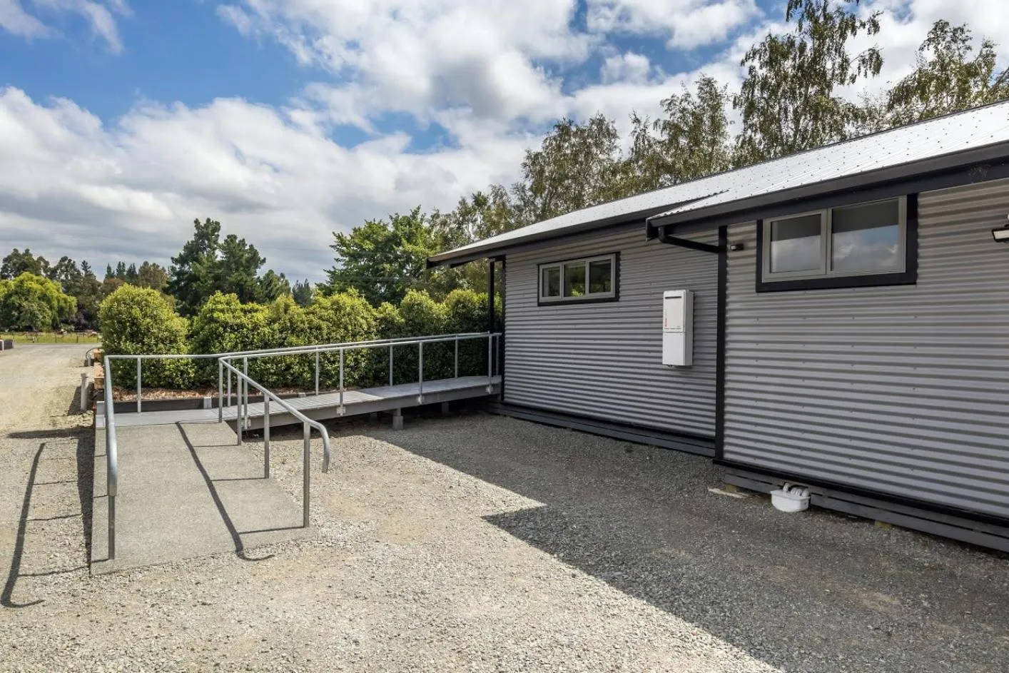 Facade/entrance in Black on Grey