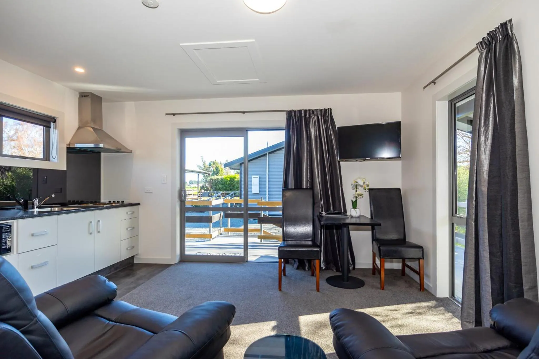 Kitchen or kitchenette in Black on Grey