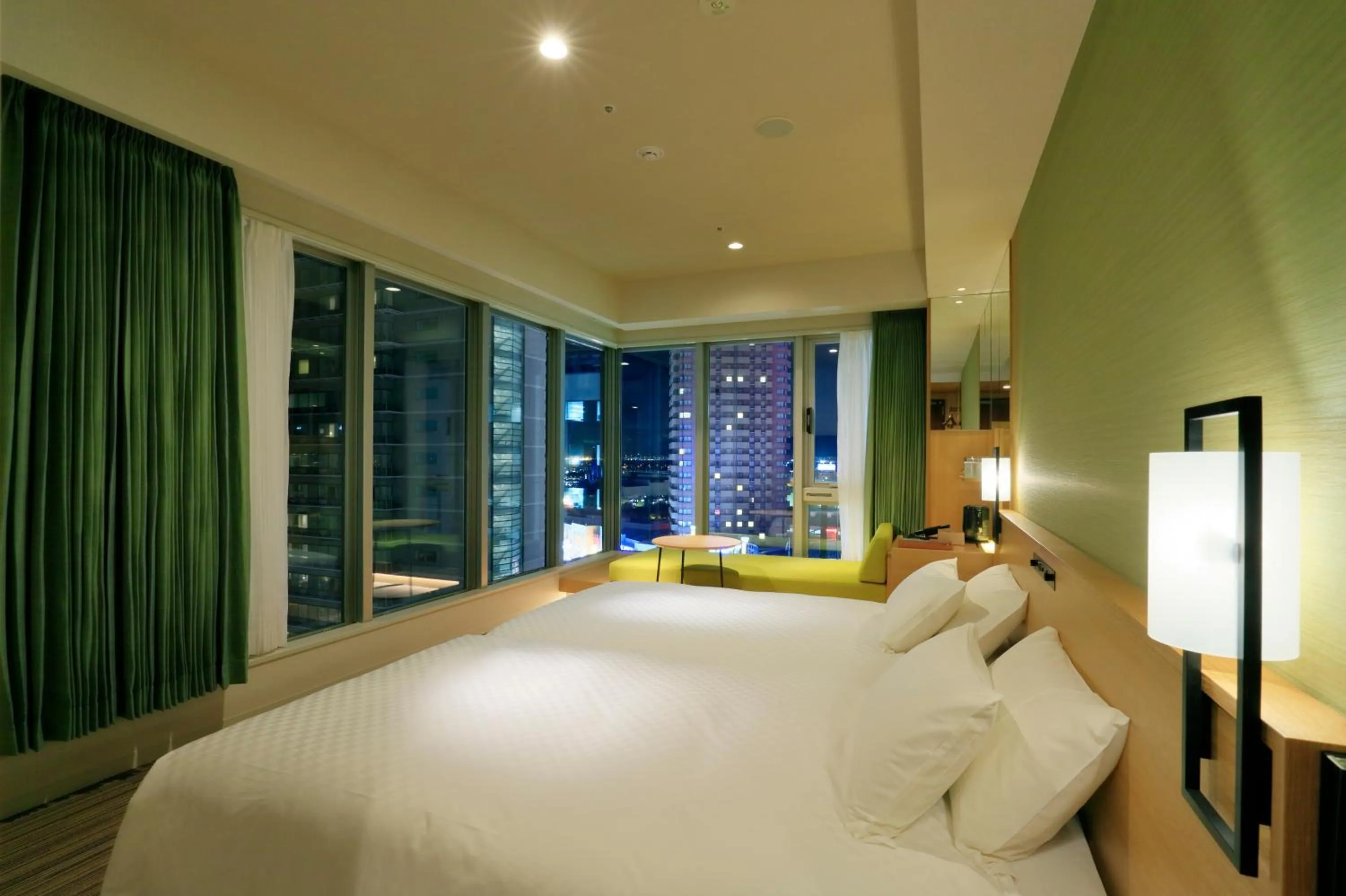 Bed in THE SINGULARI HOTEL & SKYSPA at UNIVERSAL STUDIOS JAPAN