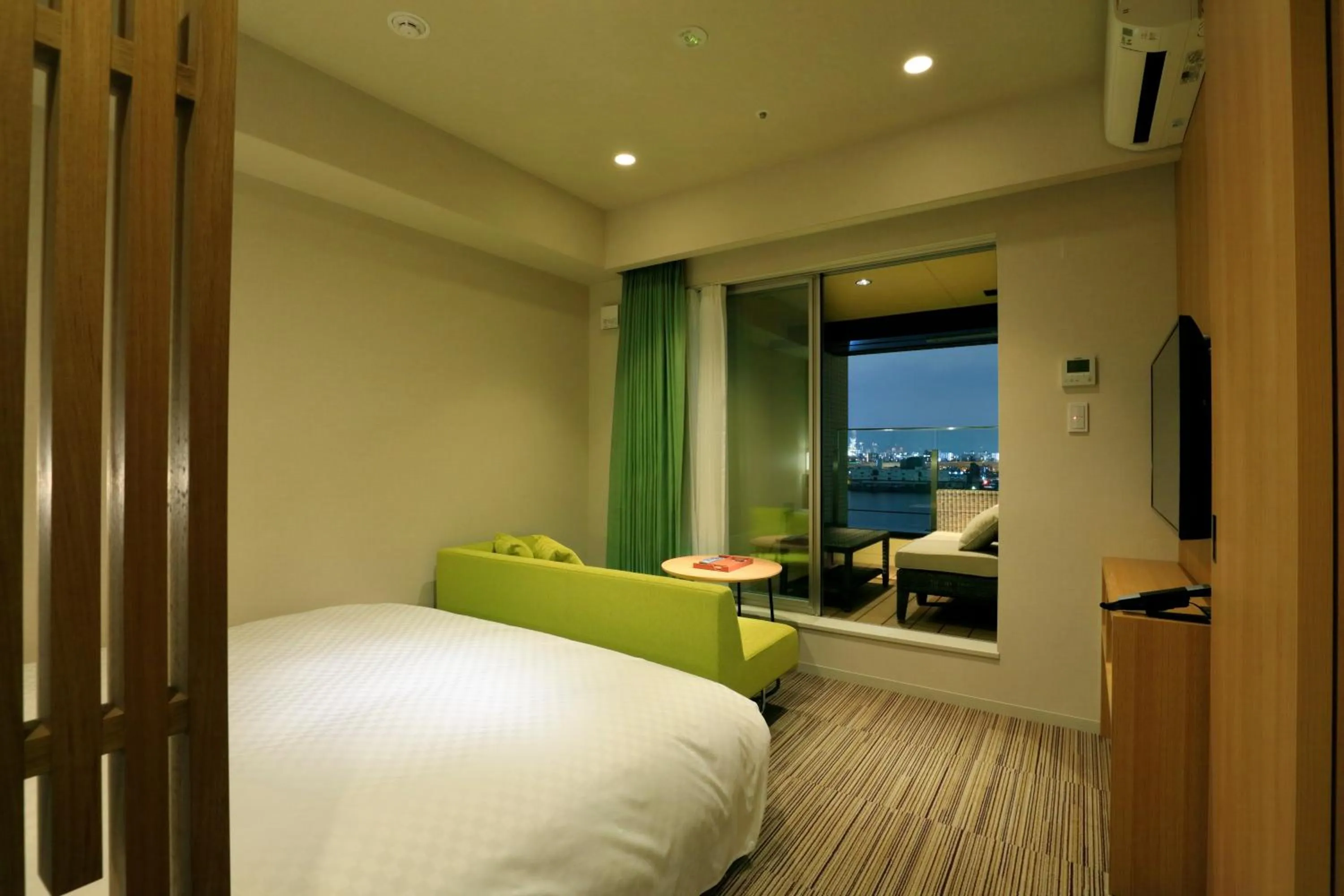 Bed in THE SINGULARI HOTEL & SKYSPA at UNIVERSAL STUDIOS JAPAN