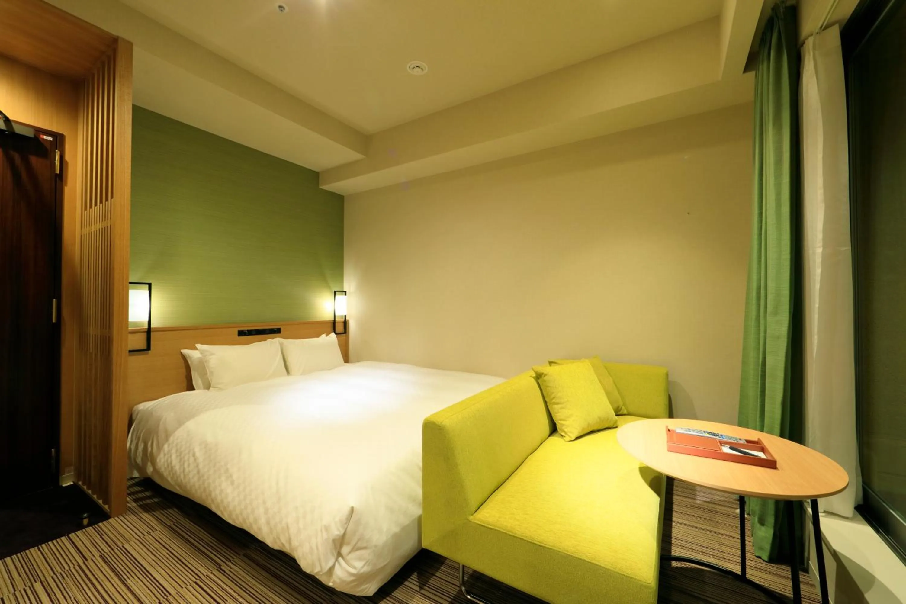 Bed in THE SINGULARI HOTEL & SKYSPA at UNIVERSAL STUDIOS JAPAN