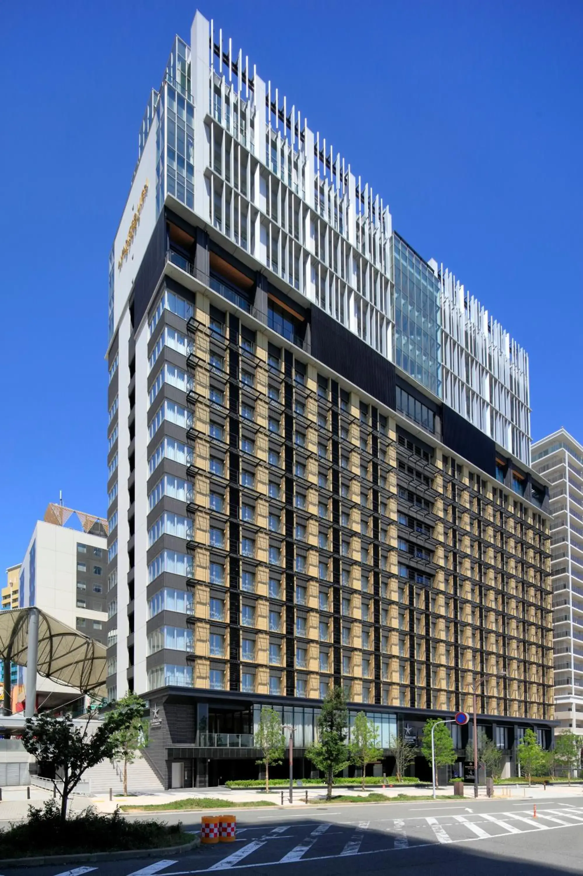 Facade/entrance in THE SINGULARI HOTEL & SKYSPA at UNIVERSAL STUDIOS JAPAN Facade/entrance in THE SINGULARI HOTEL & SKYSPA at UNIVERSAL STUDIOS JAPAN