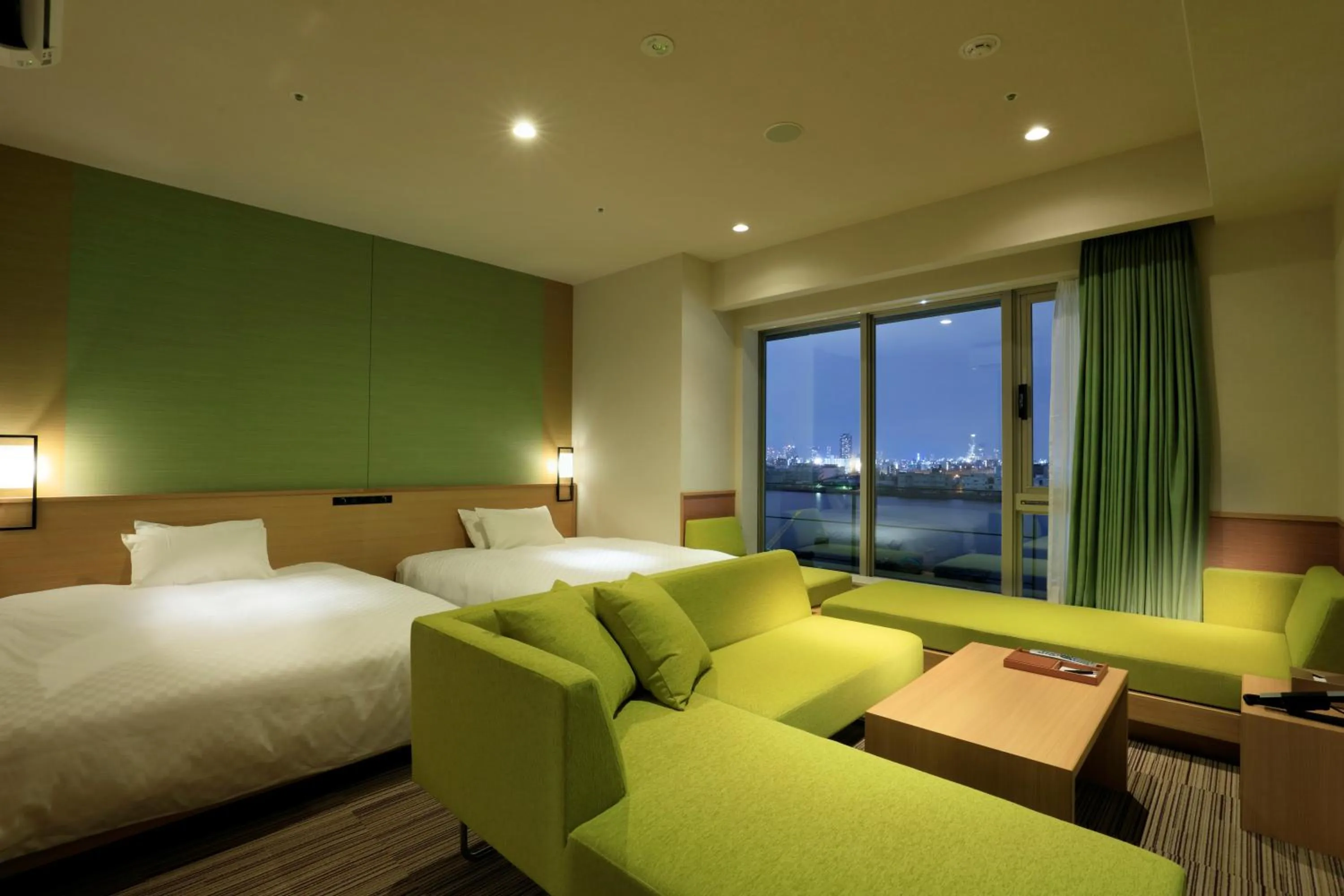 Dining area, Bed in THE SINGULARI HOTEL & SKYSPA at UNIVERSAL STUDIOS JAPAN