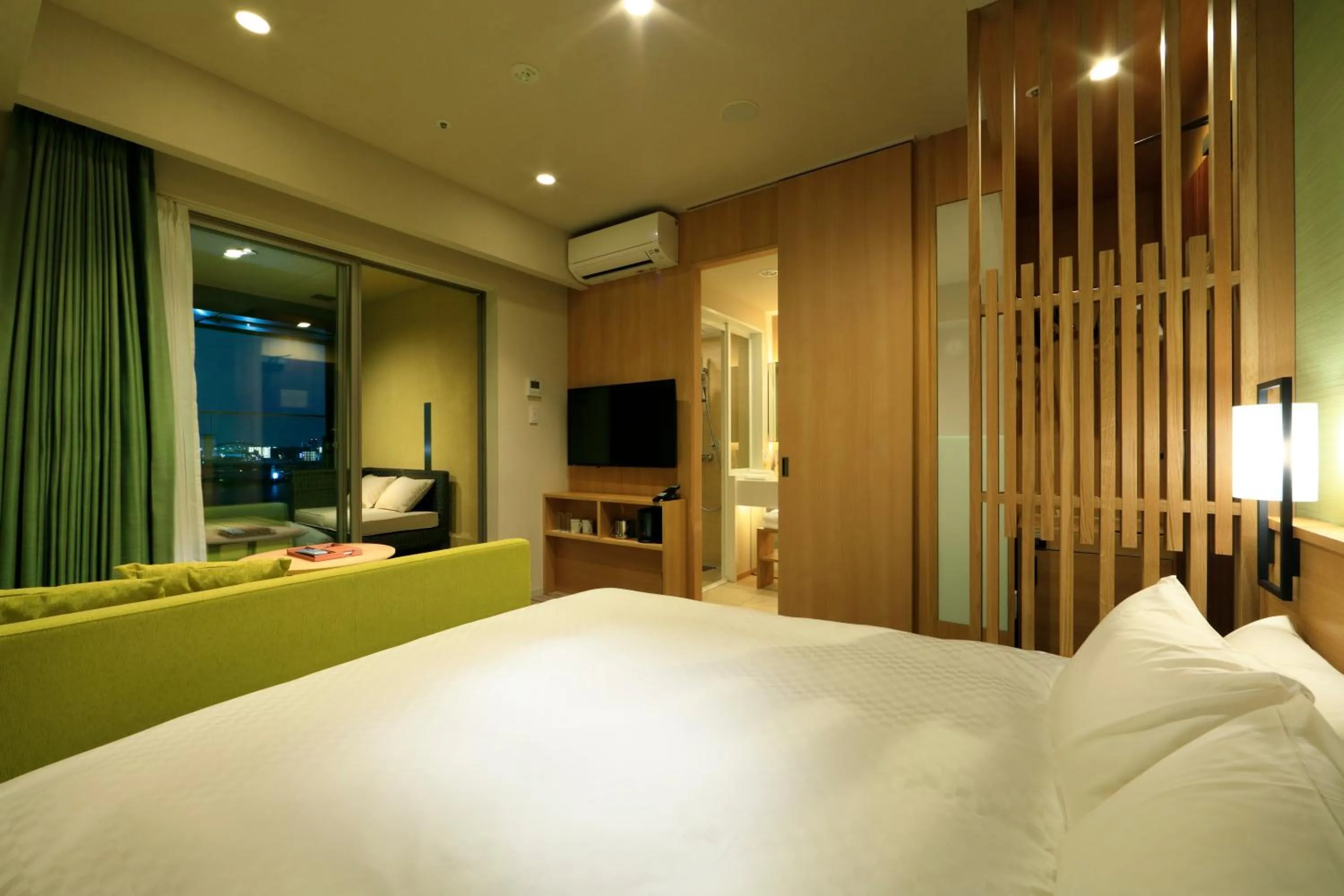 Bed in THE SINGULARI HOTEL & SKYSPA at UNIVERSAL STUDIOS JAPAN