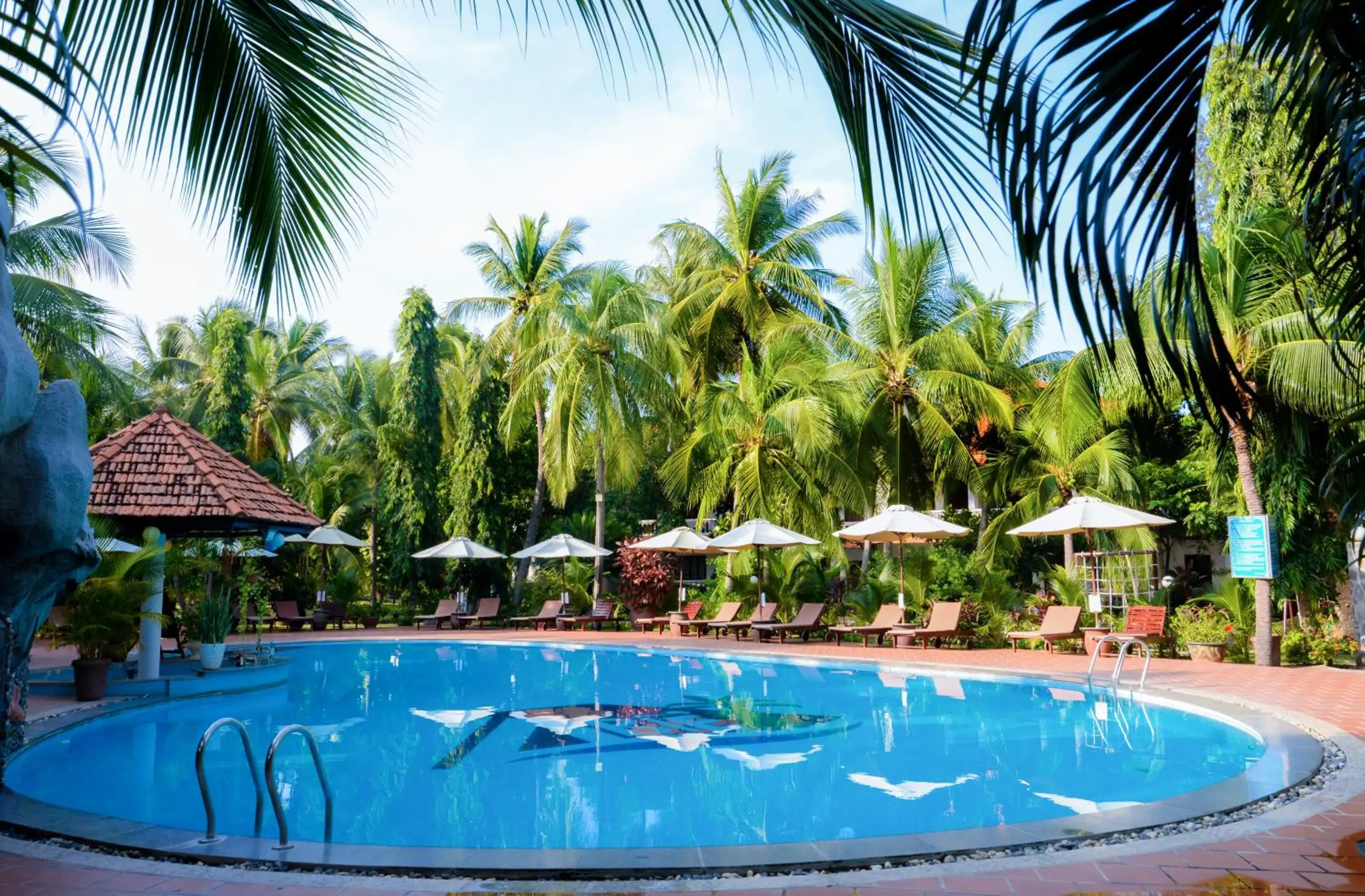 Pool view in Four Oceans Beach Resort - Bon Bien Mui Ne Pool view in Four Oceans Beach Resort - Bon Bien Mui Ne