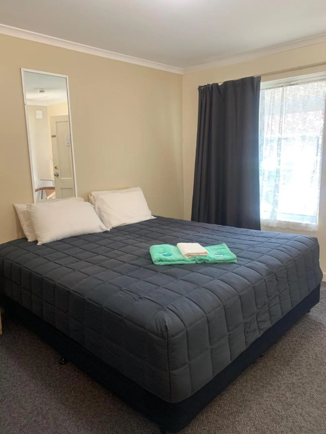 Bedroom, Bed in Mid Coast Motor Inn