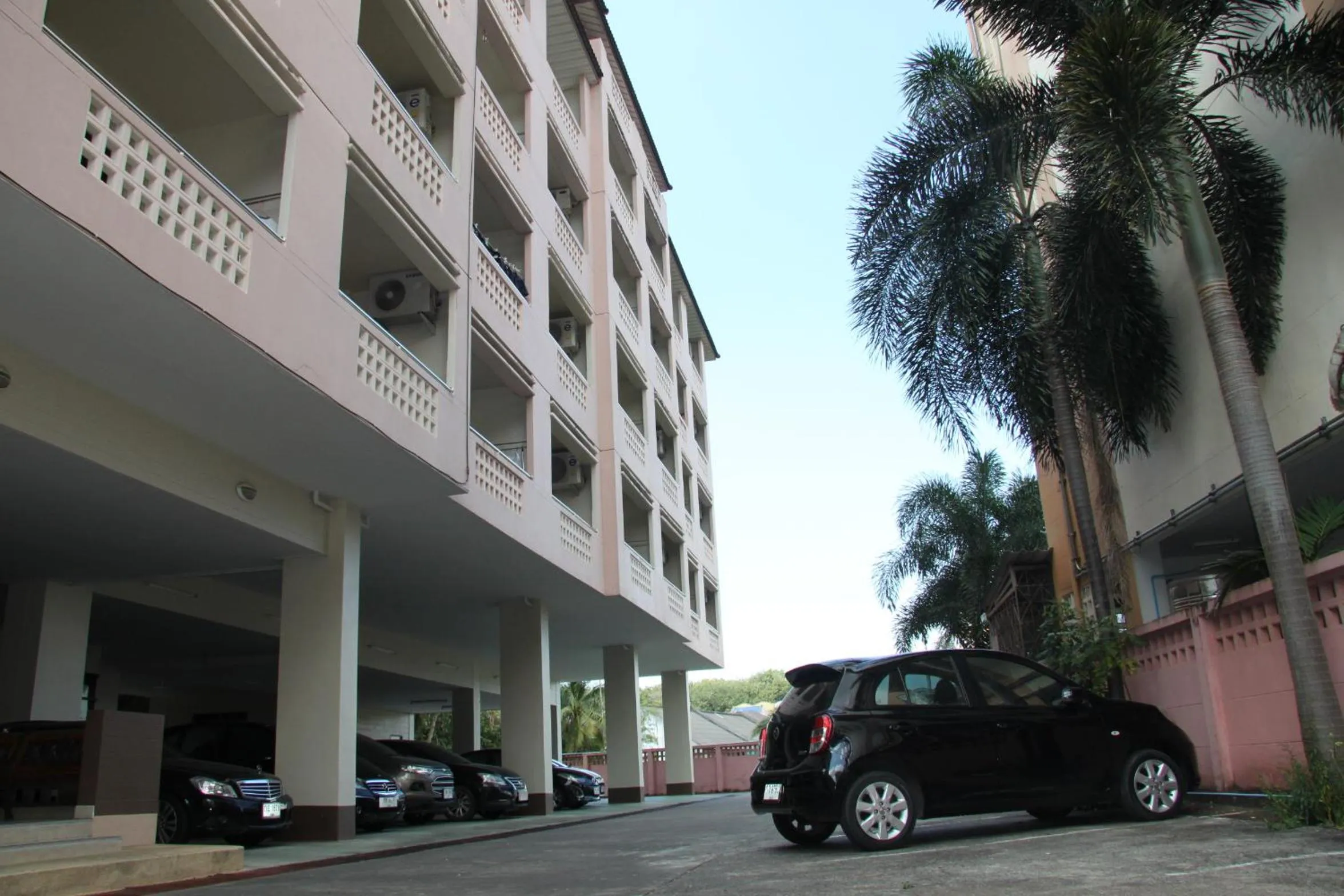Facade/entrance in Mana Residence