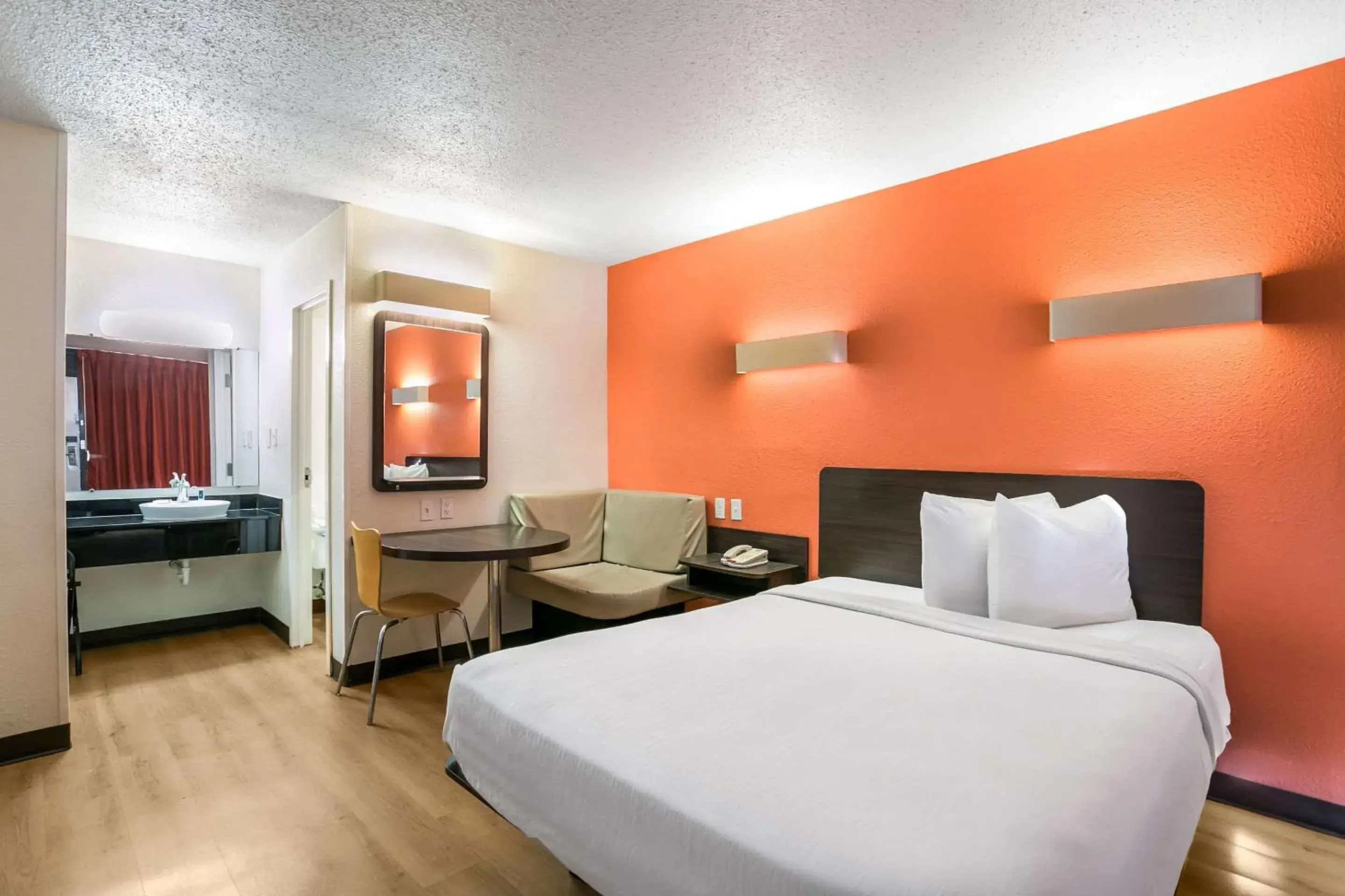 Photo of the whole room in Rodeway Inn Baltimore - Inner Harbor South Photo of the whole room in Rodeway Inn Baltimore - Inner Harbor South