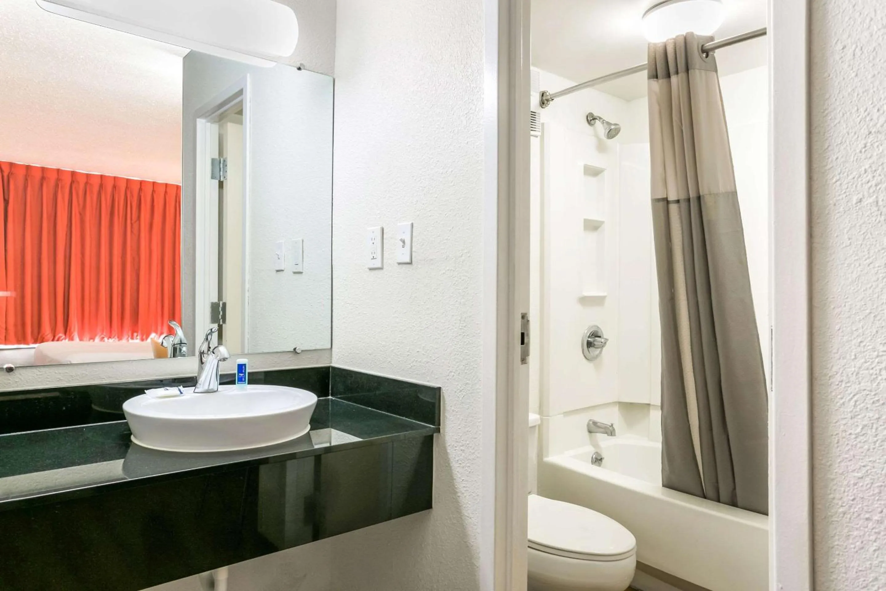 Photo of the whole room in Rodeway Inn Baltimore - Inner Harbor South