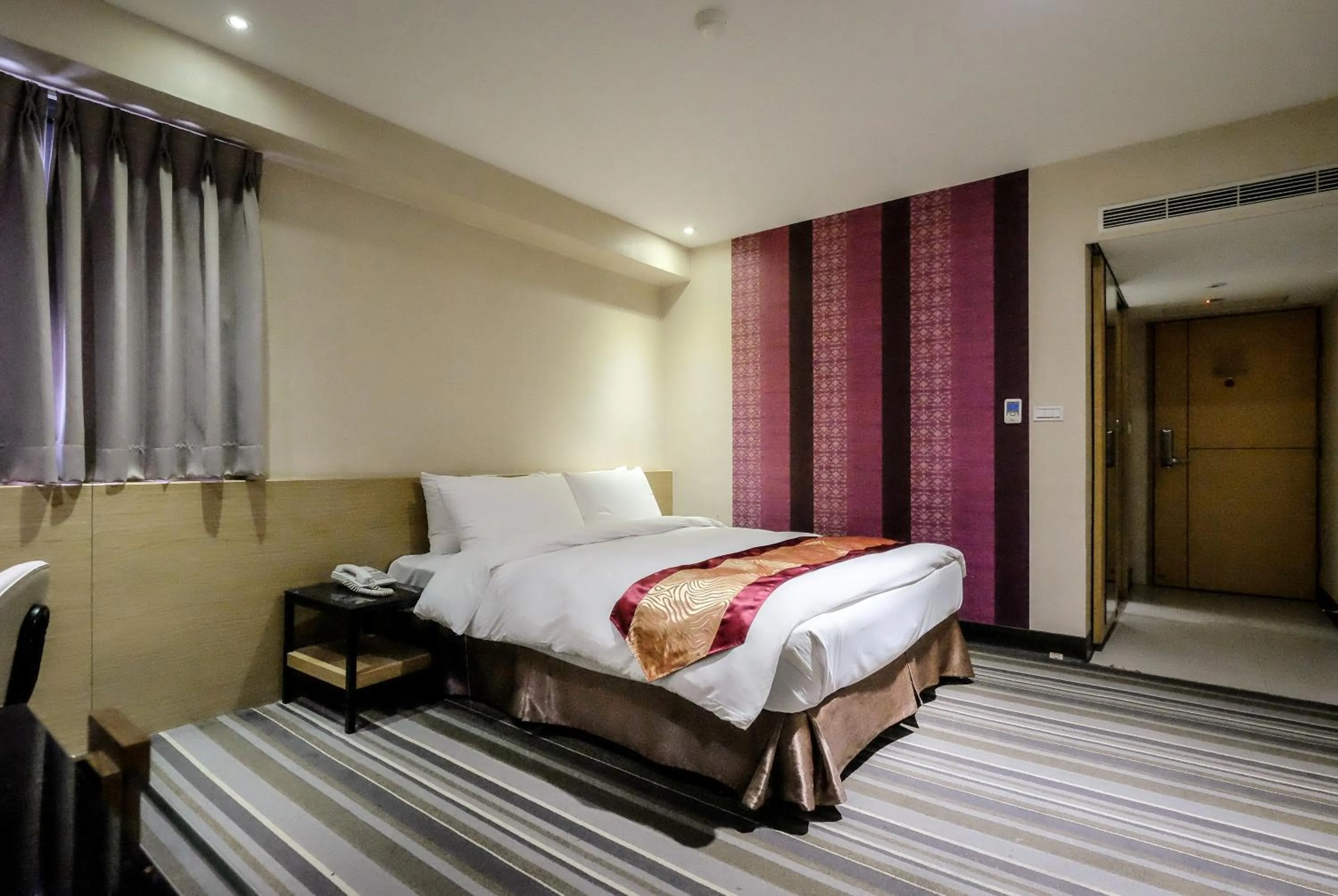 Bedroom, Bed in Country Garden Hotel