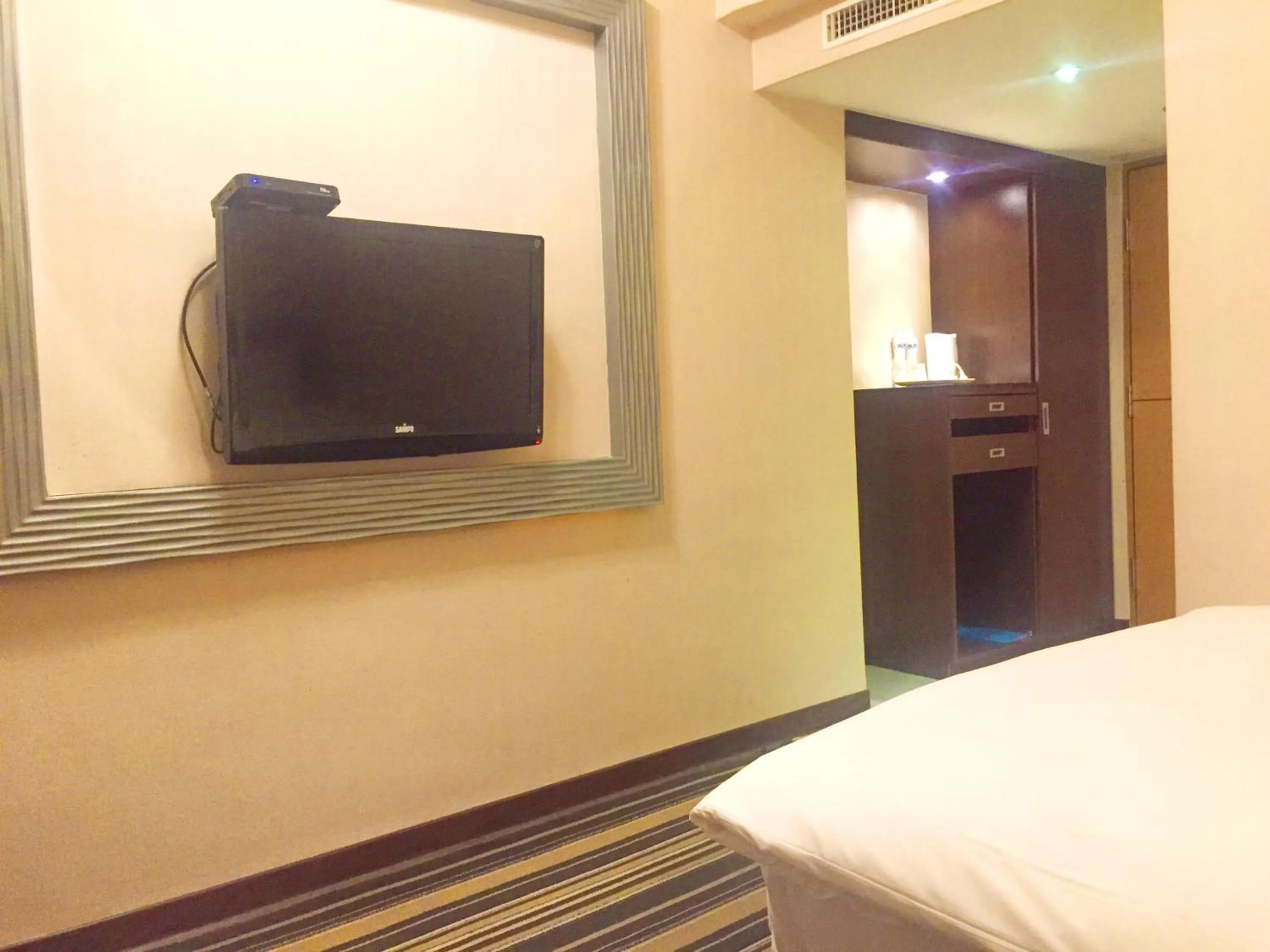 TV and multimedia, Bed in Country Garden Hotel