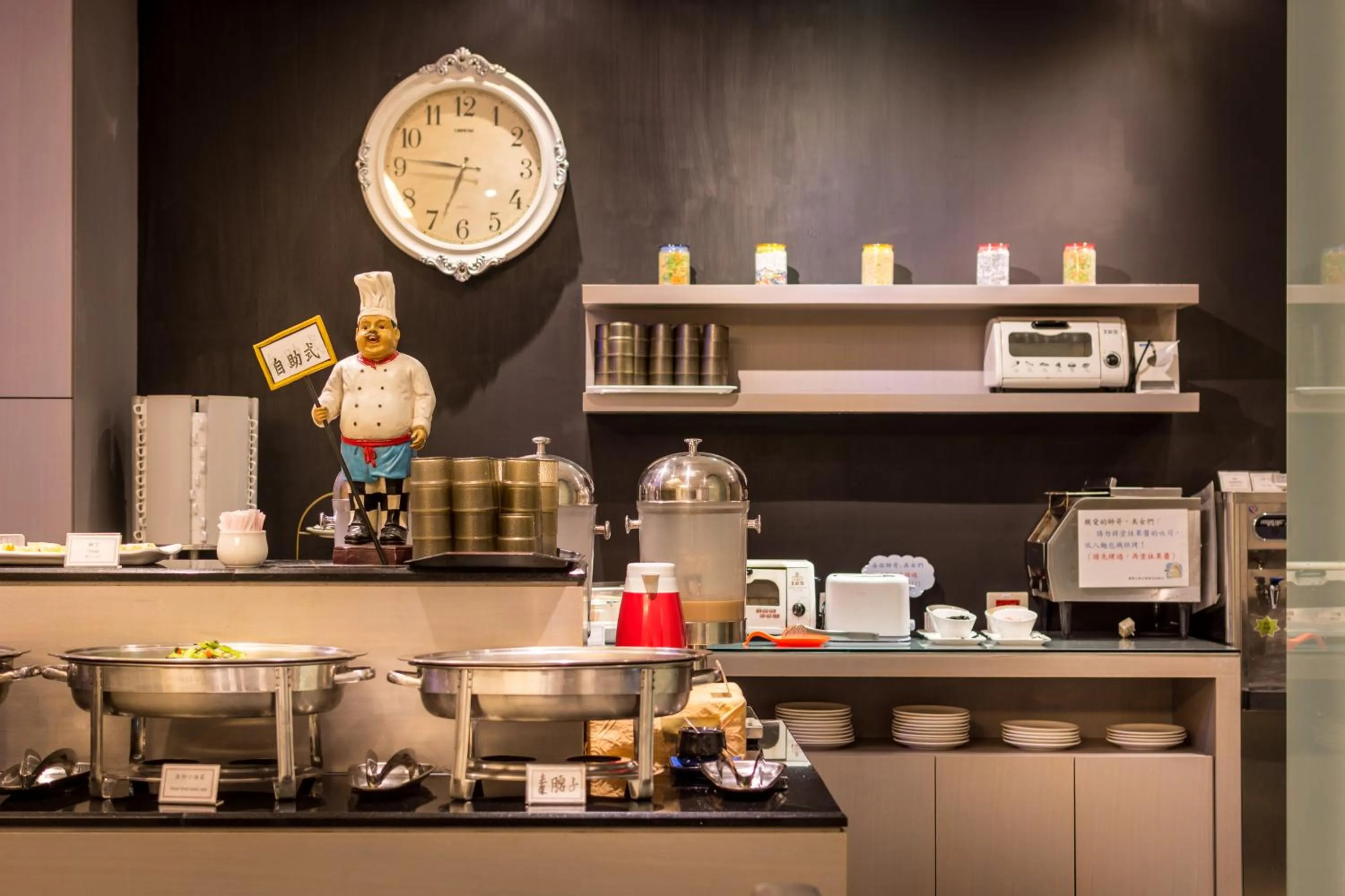 Restaurant/places to eat in Country Garden Hotel