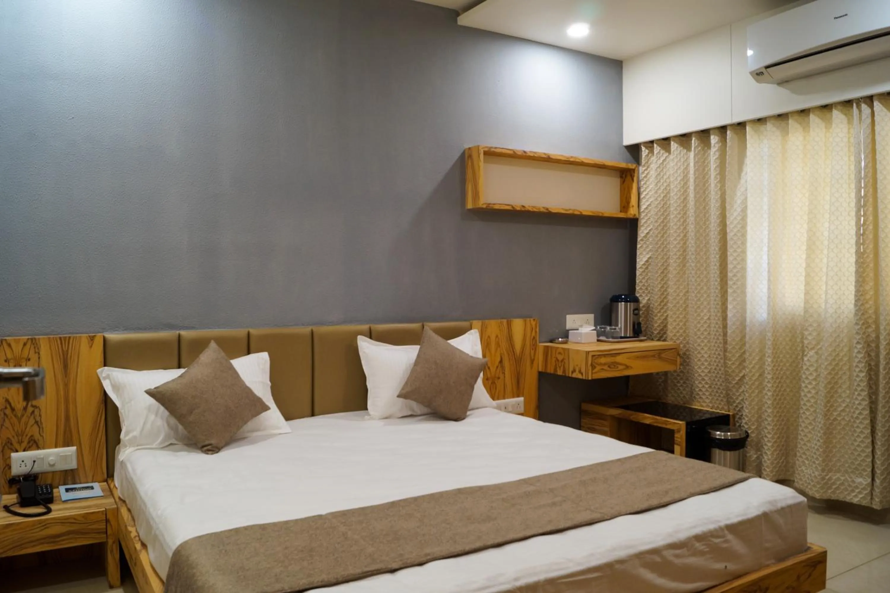 Photo of the whole room, Bed in Hotel Midtown