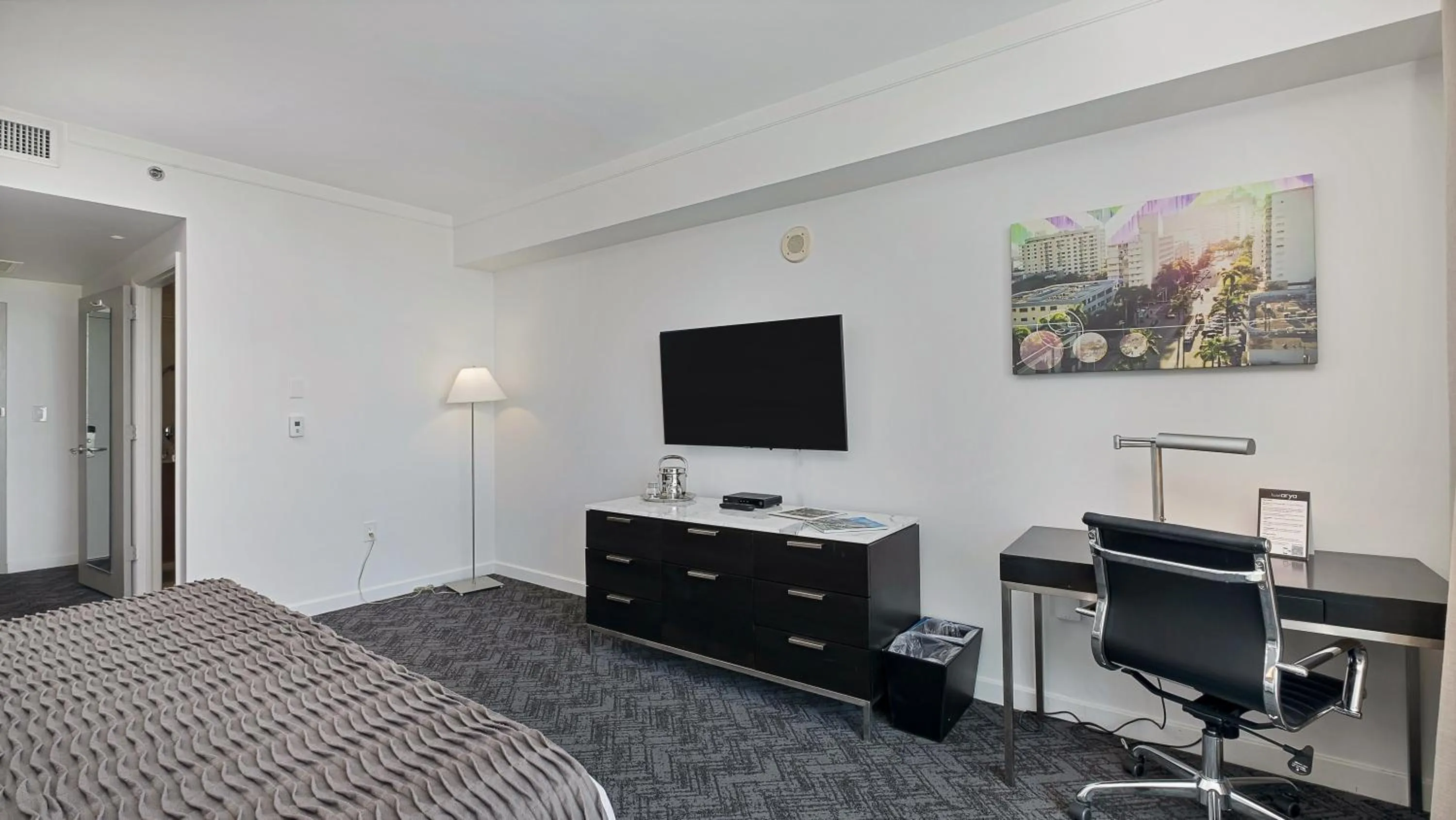 Communal lounge/ TV room in Hotel Arya BW Premier Collection