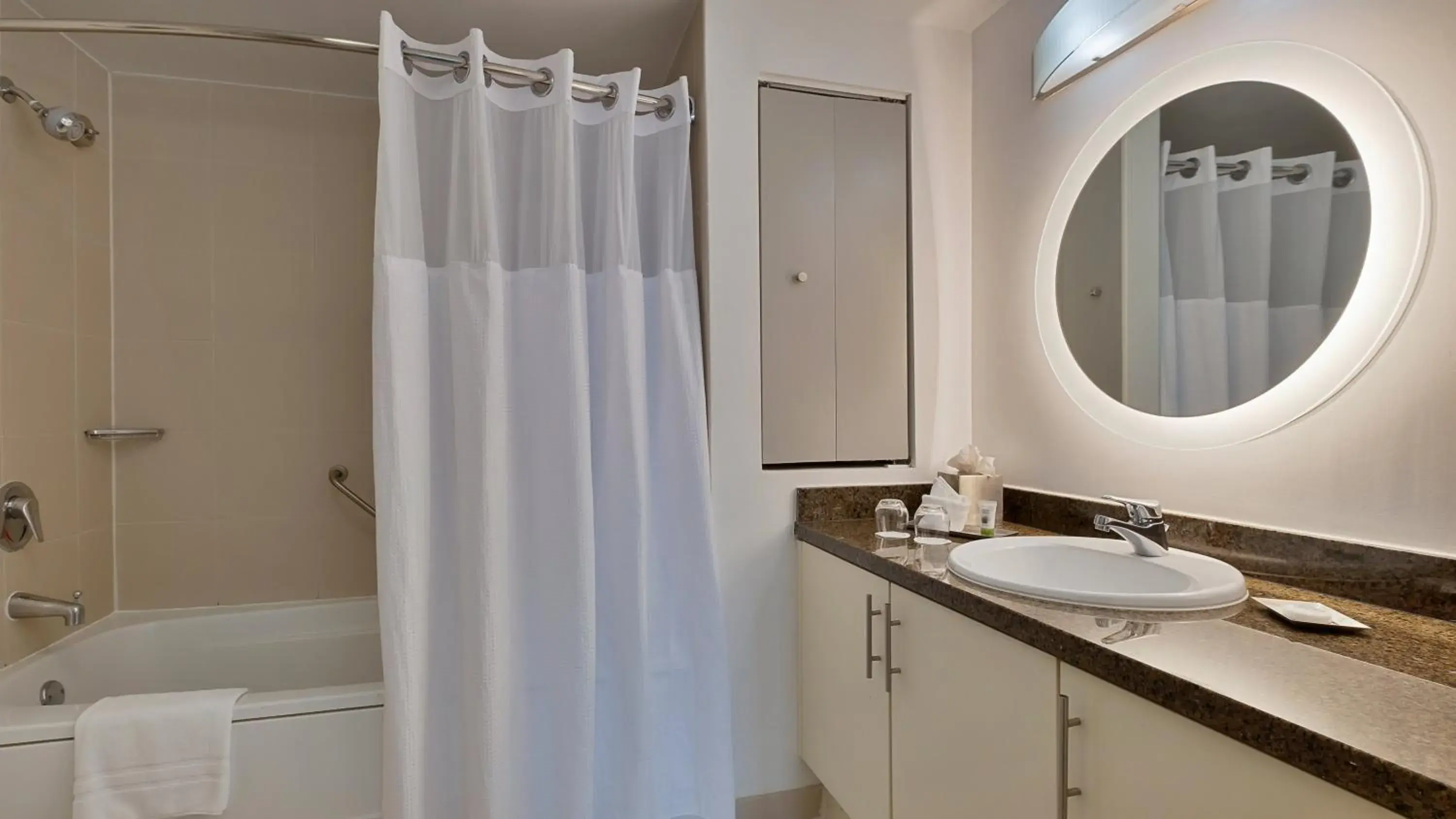 King Suite with Sofa Bed and Balcony - City View in Arya Hotel & Suites Coconut Grove, WorldHotels Distinctive King Suite with Sofa Bed and Balcony - City View in Arya Hotel & Suites Coconut Grove, WorldHotels Distinctive