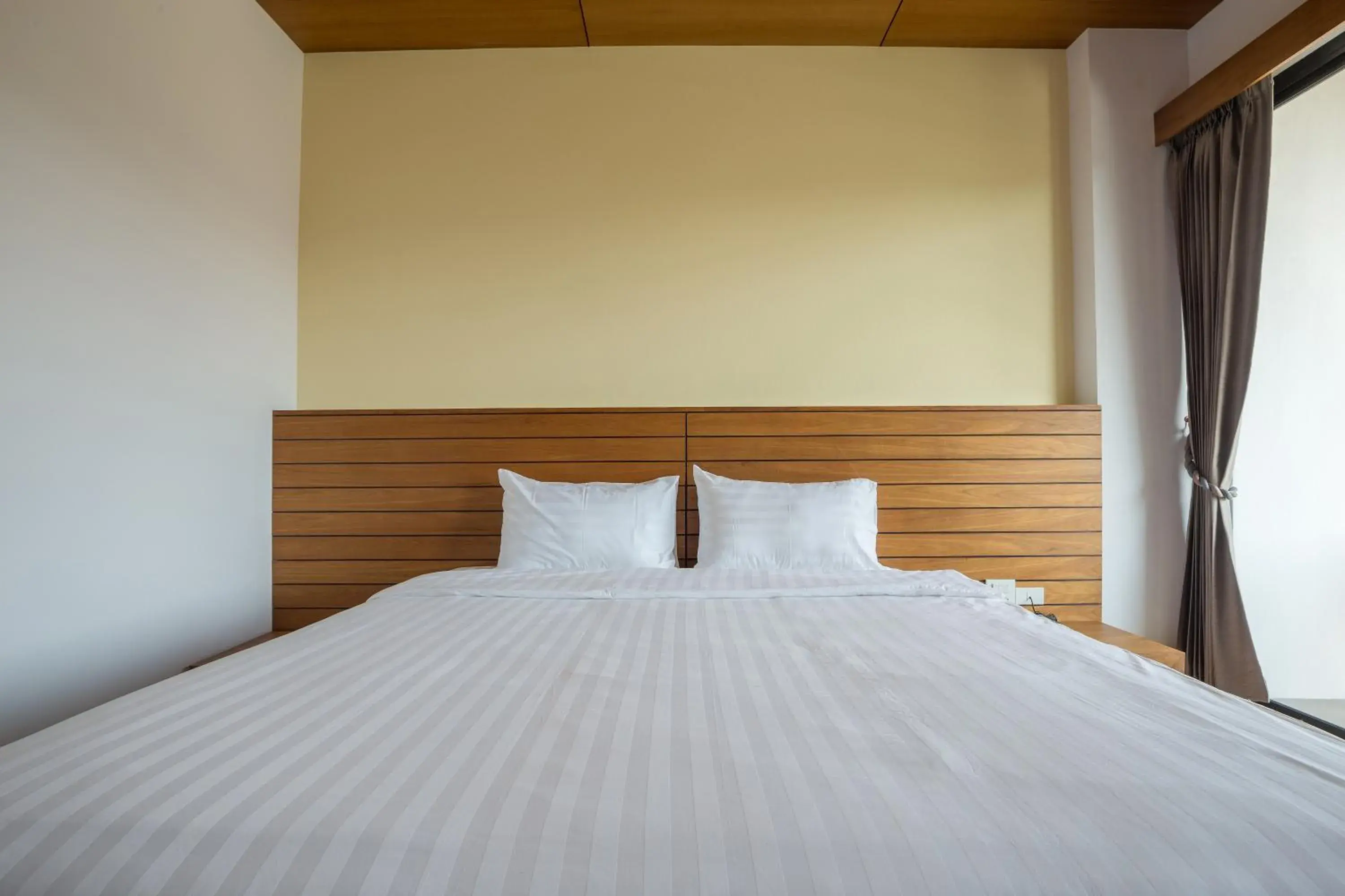 Shower, Bed in Sann View Hotel Shower, Bed in Sann View Hotel