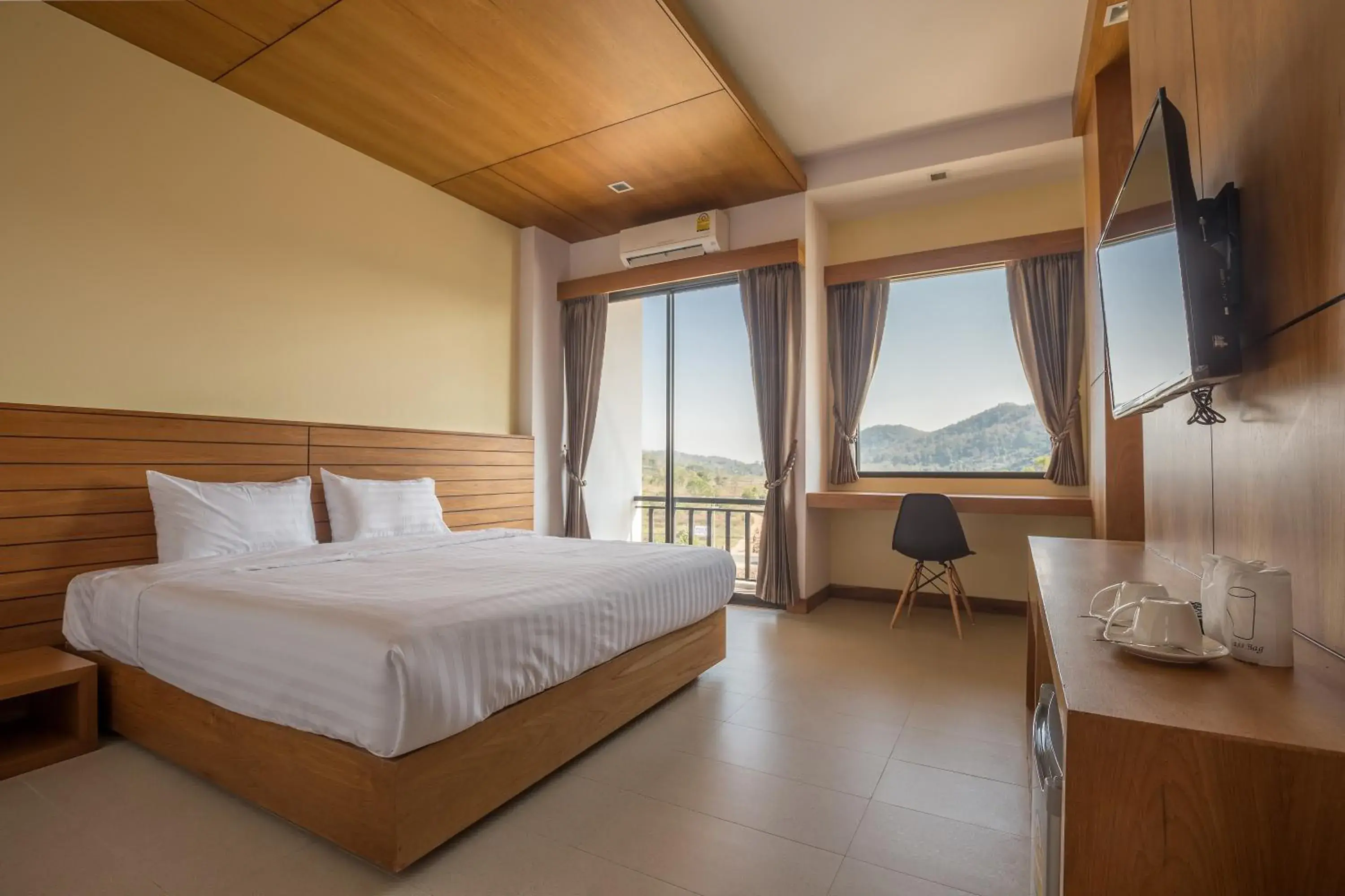 Shower, Bed in Sann View Hotel Shower, Bed in Sann View Hotel