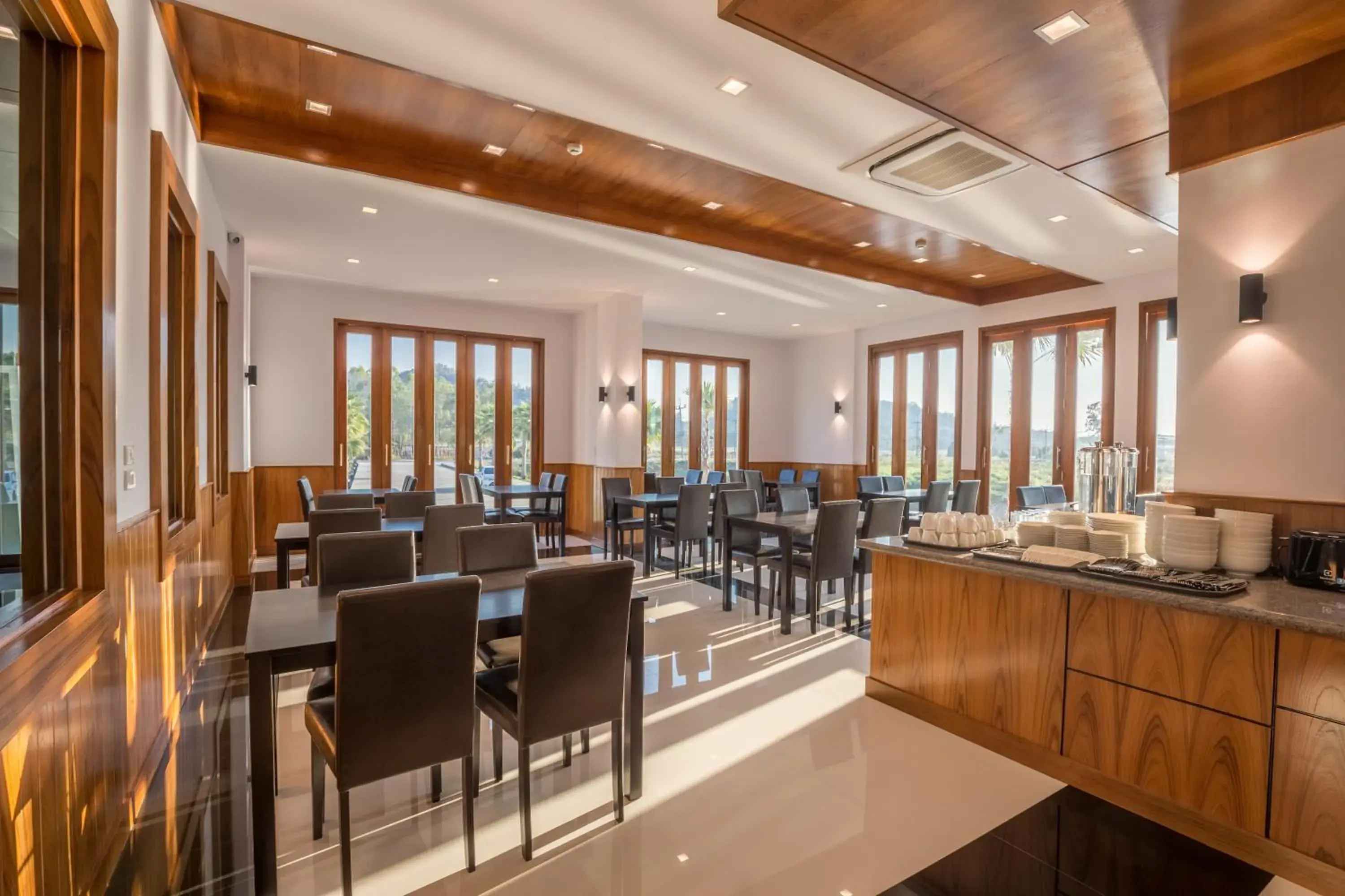 Restaurant/places to eat in Sann View Hotel Restaurant/places to eat in Sann View Hotel