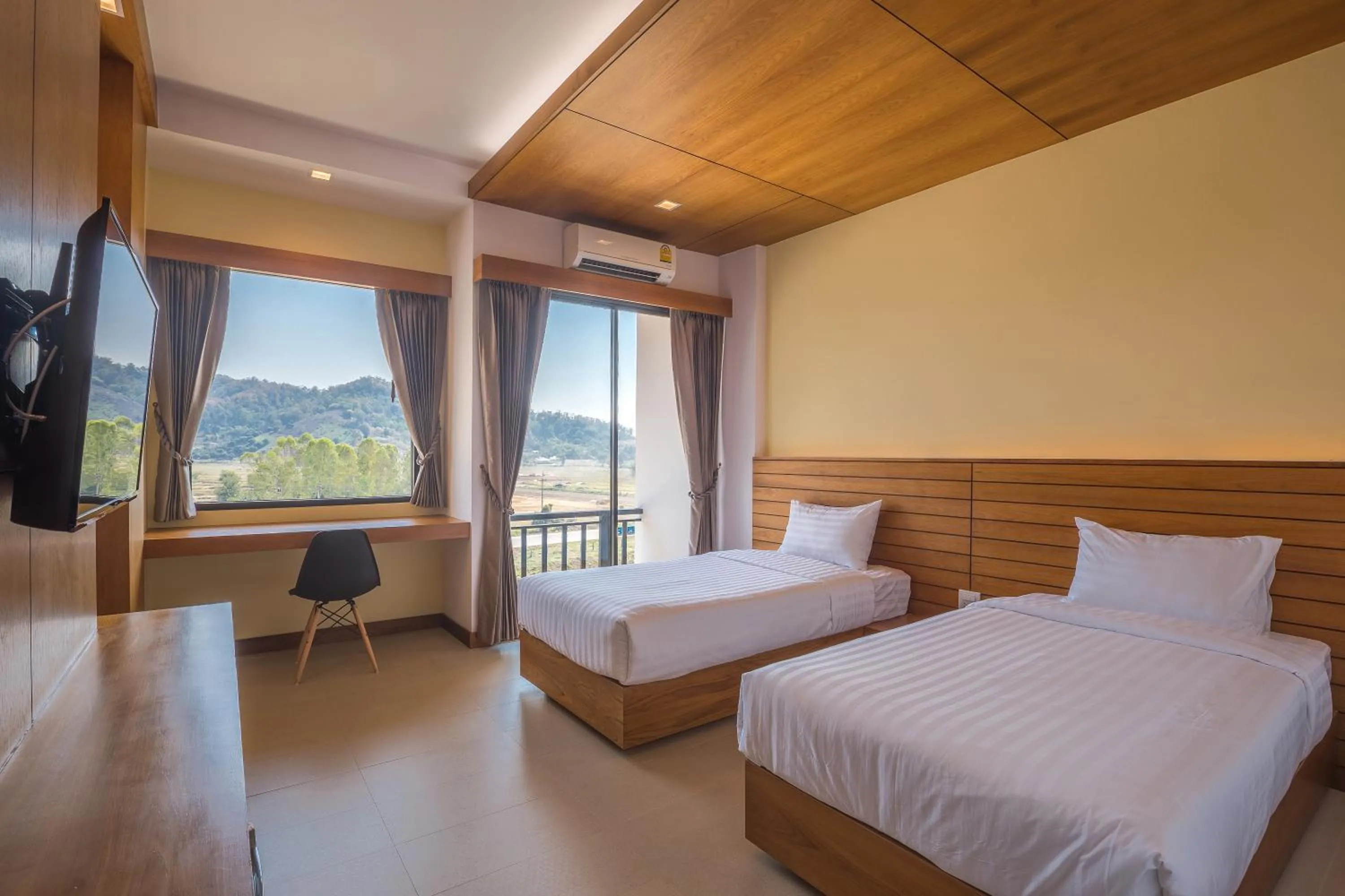 Balcony/Terrace, Bed in Sann View Hotel