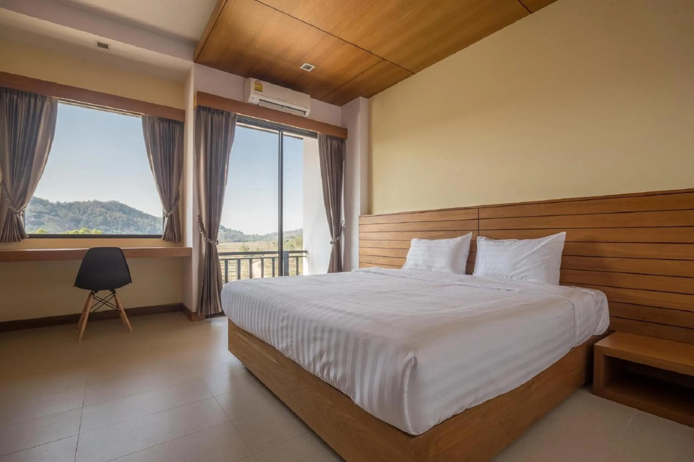 Day, Bed in Sann View Hotel