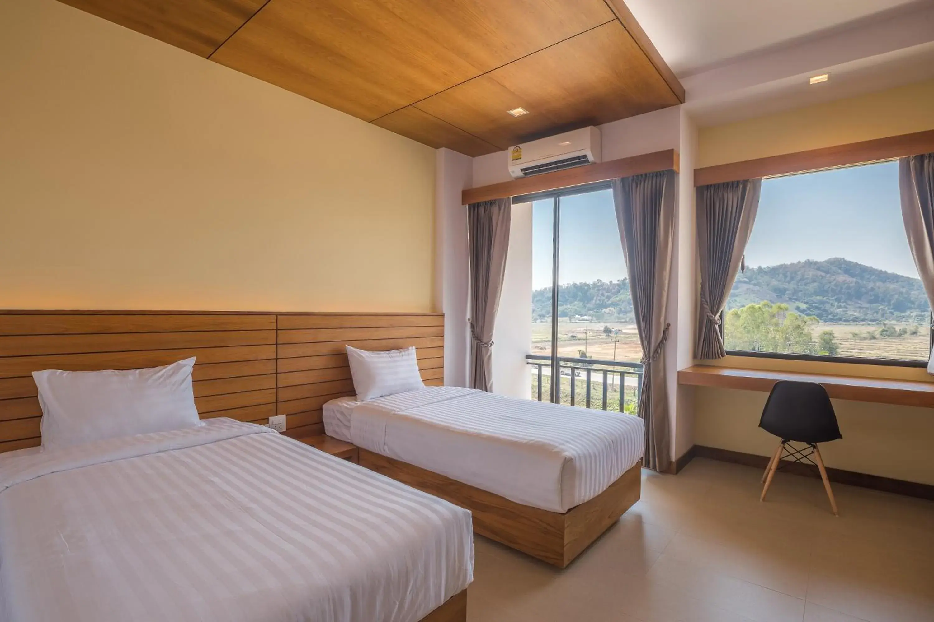 Shower, Bed in Sann View Hotel Shower, Bed in Sann View Hotel