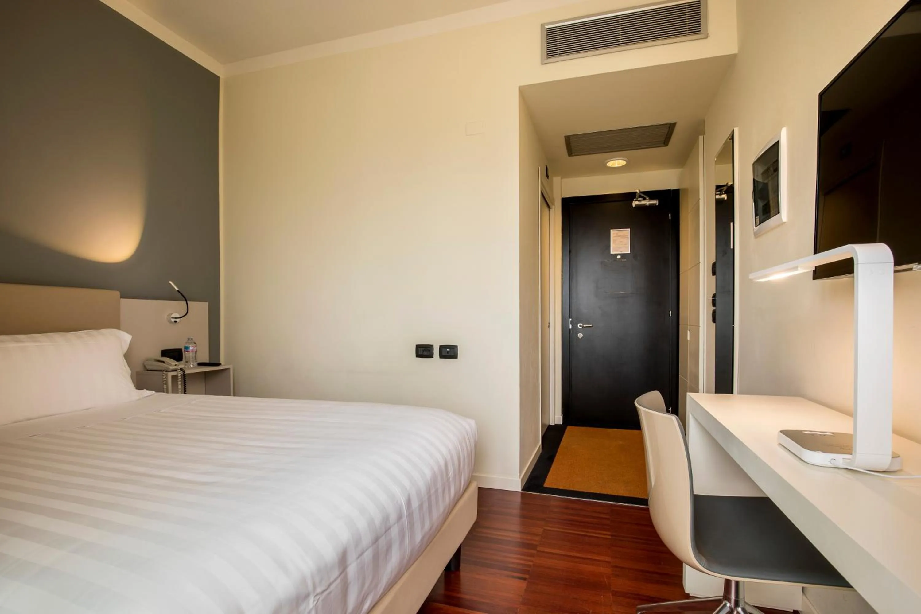 Bed in 43 Station Hotel