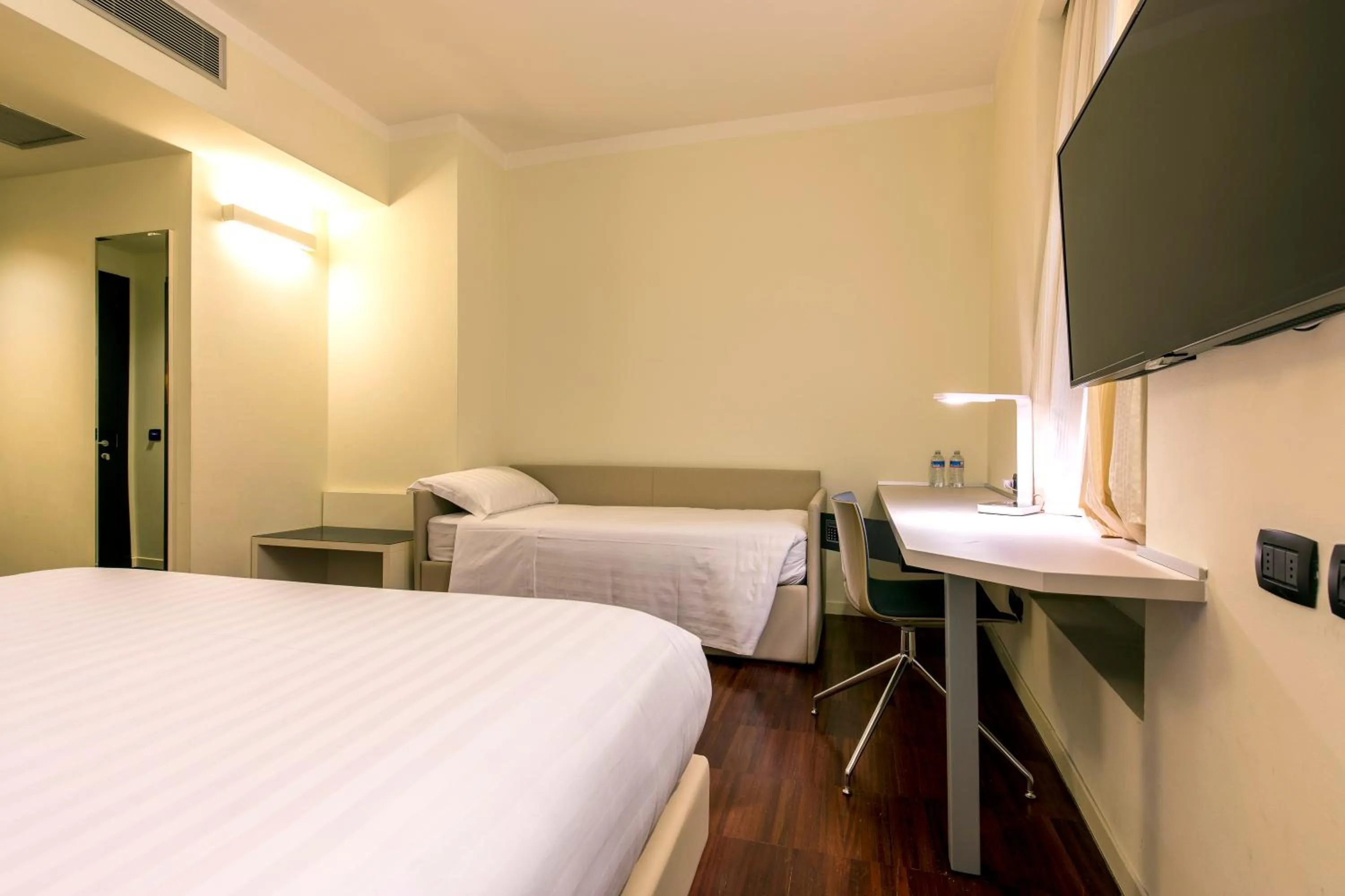 Bed in 43 Station Hotel