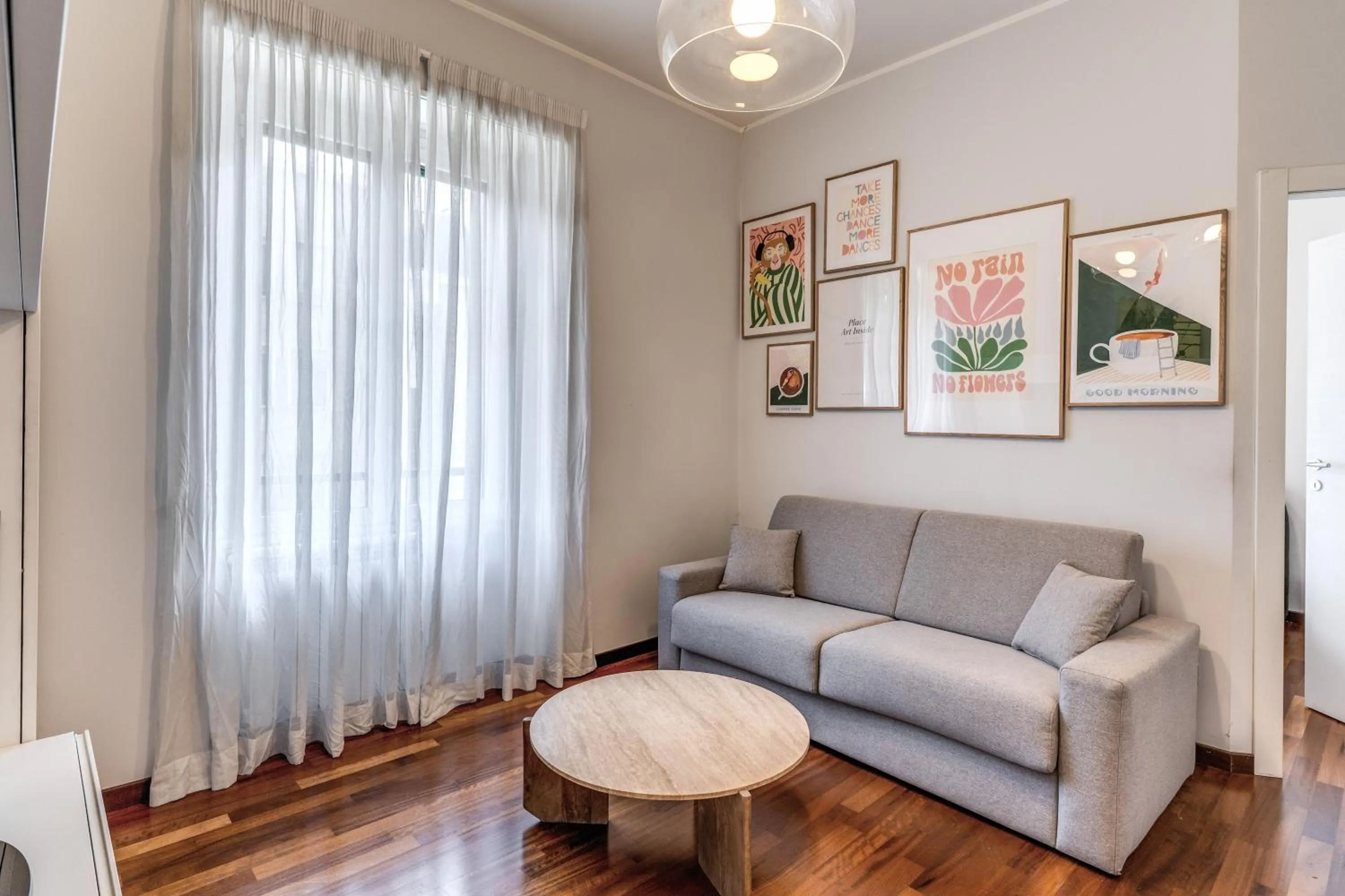 Living room in 43 Station Hotel