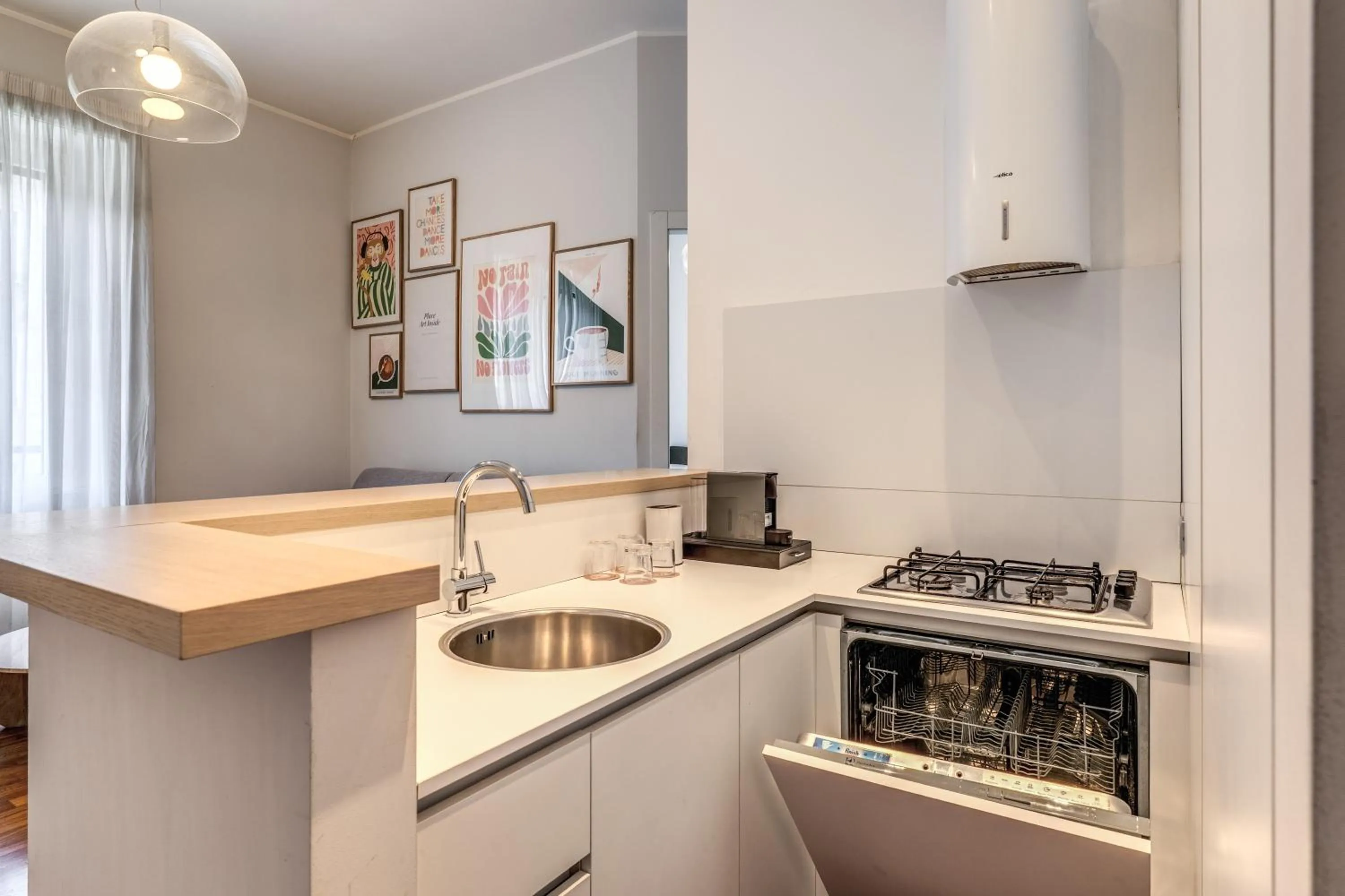 Kitchen or kitchenette in 43 Station Hotel